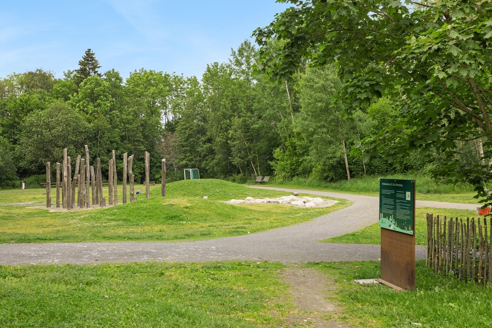 Ønsker du å bo i fredelige, naturskjønne omgivelser og samtidig sentralt med kort vei til det meste? Da er Haugerud et godt valg! Galleribilde