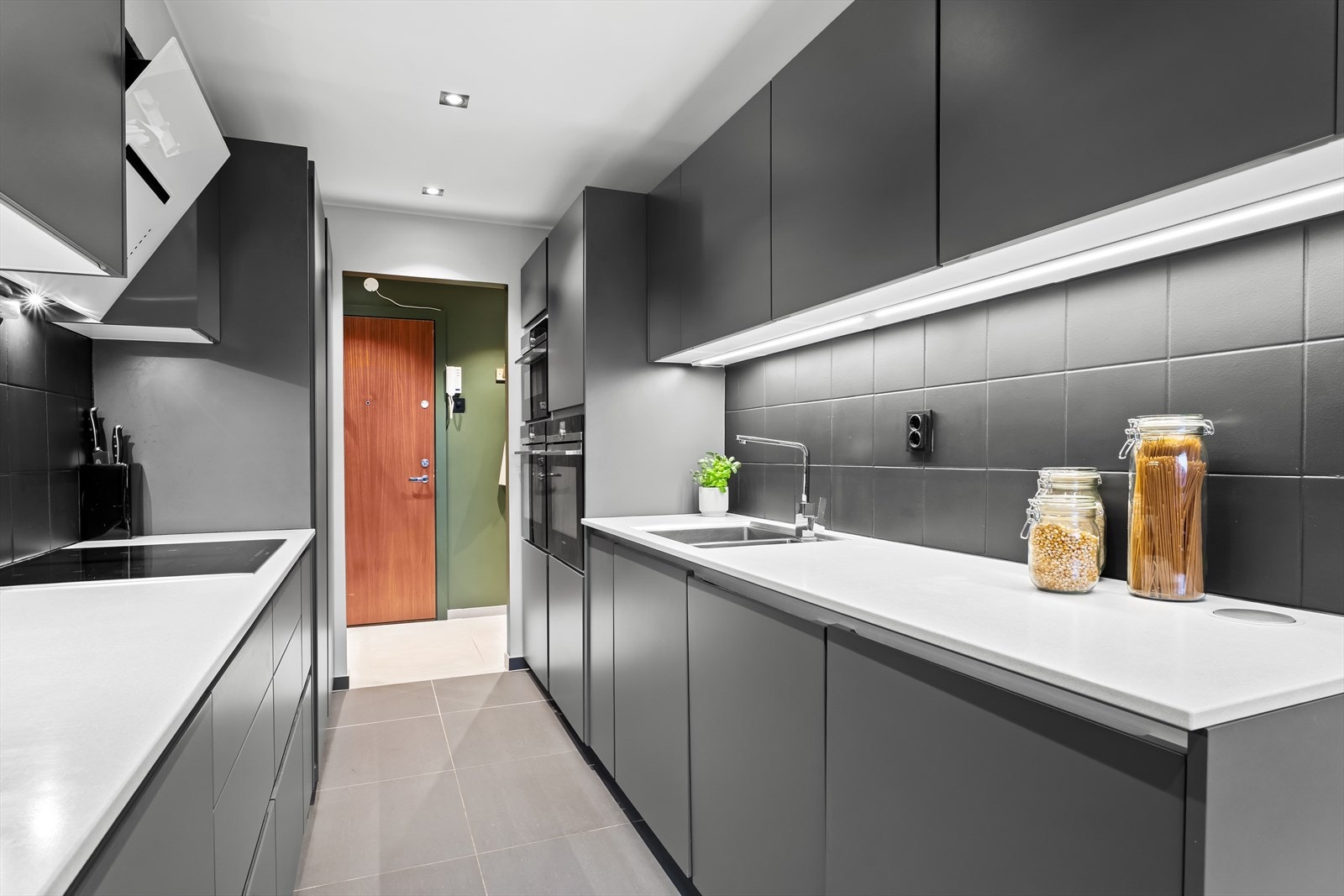 Gjennomførte detaljer som underlimt oppvaskkum gir et eksklusivt preg. Galleribilde