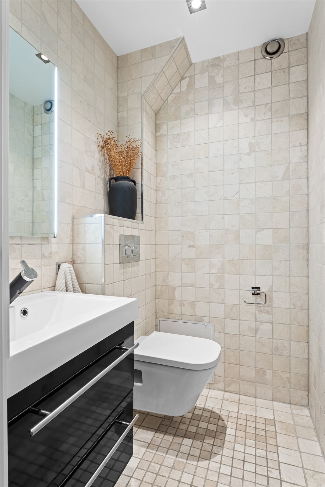 Separat toalettrom med marmorfliser på både gulv og vegger, samt varmekabler for ekstra komfort. Galleribilde