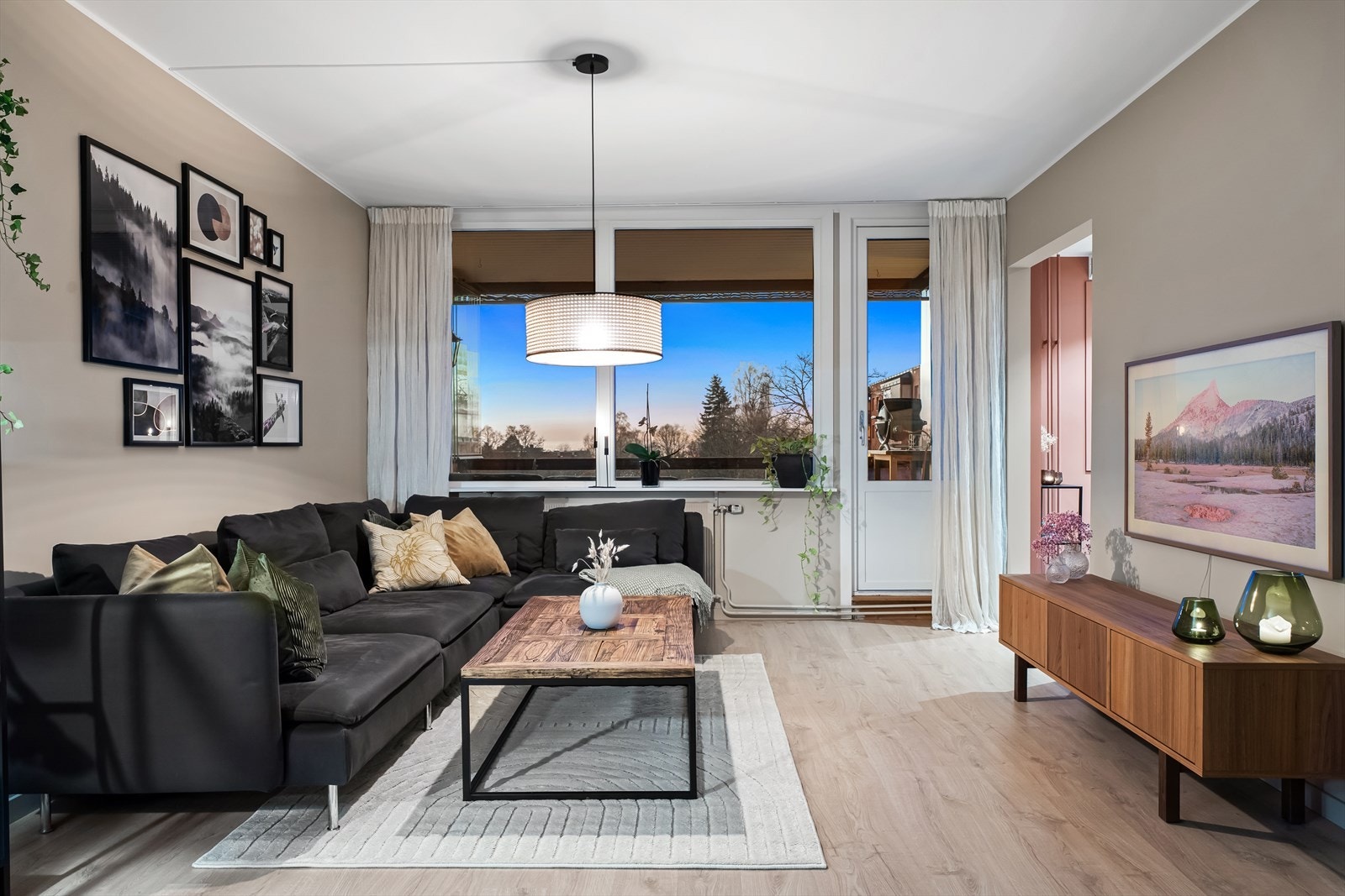 Stuen har moderne 1-stavs laminatgulv og vegger malt i en tidsriktig farge. Galleribilde