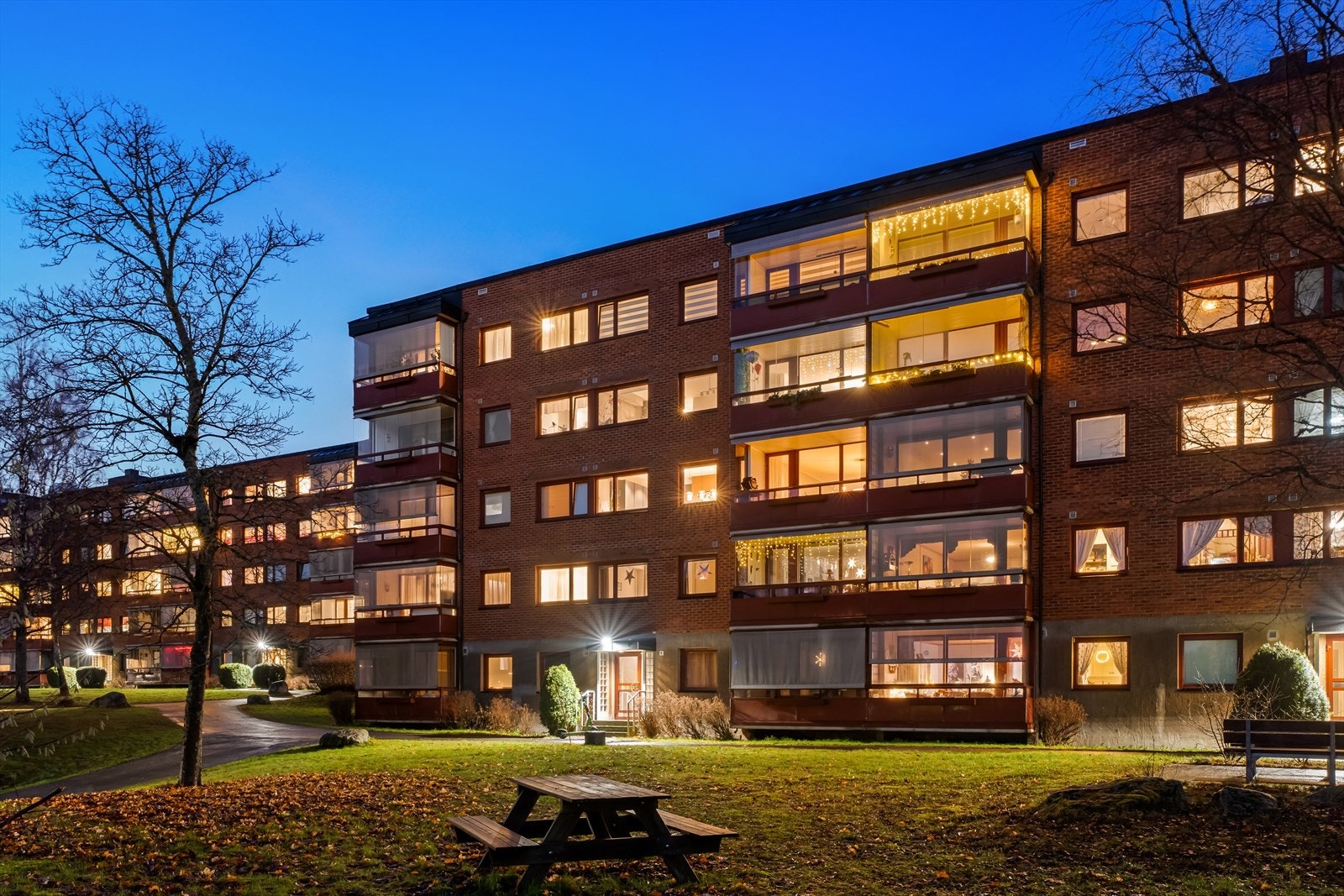 Leiligheten ligger fint til i et veletablert boligområde sentralt på Haugerud. Galleribilde