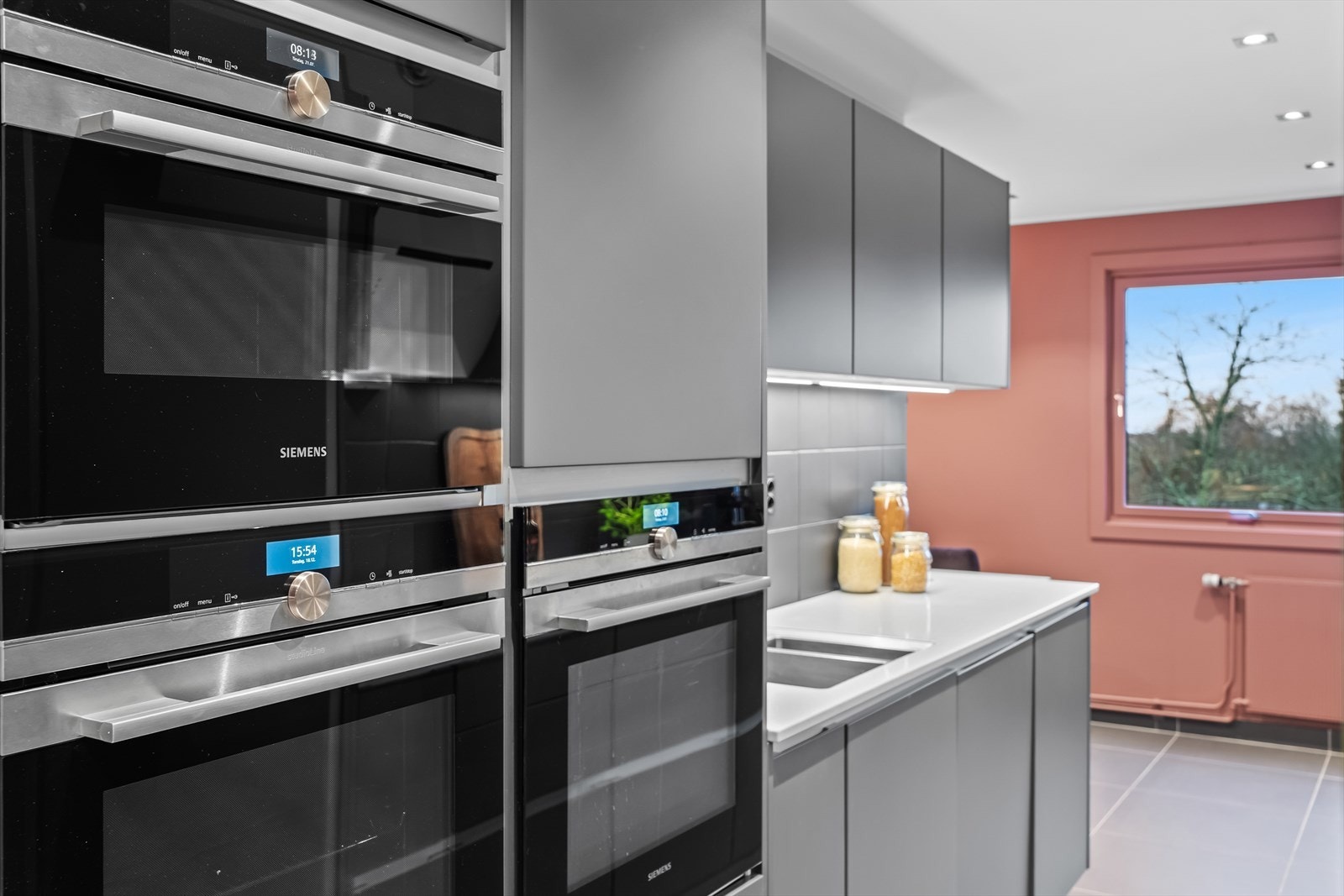 Kjøkkenet er utstyrt med integrert dampovn, stekeovn, stekeovn/mikroovn, koketopp, oppvaskmaskin, samt fullt kjøleskap og fryseskap. Galleribilde