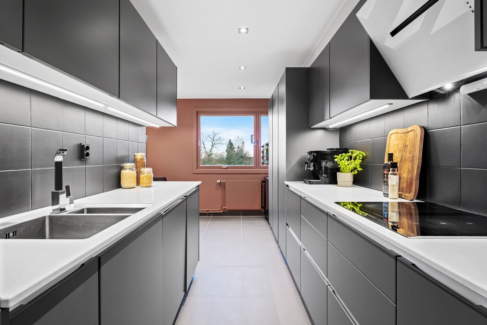 Downlights og belysning under overskap sørger for godt arbeidslys. Galleribilde