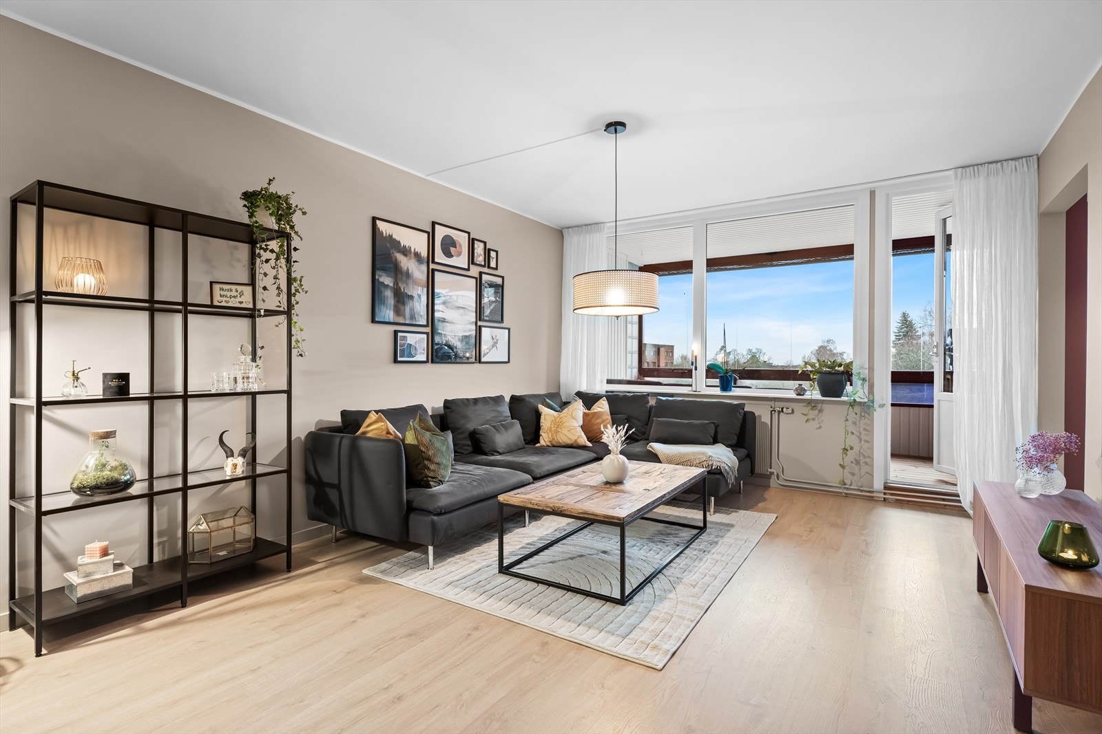 Moderne og svært innbydende 4-roms leilighet med ettertraktet intern beliggenhet. Galleribilde