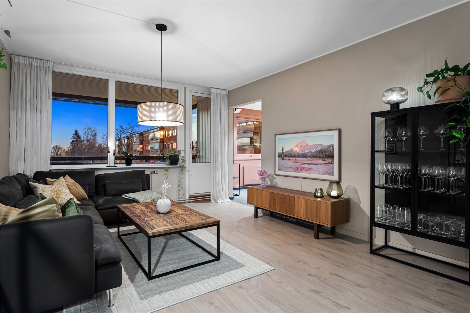 Stuen ble i 2022, pusset opp med nye trinnlydsplater, nytt laminatgulv og ellers malte overflater. Galleribilde