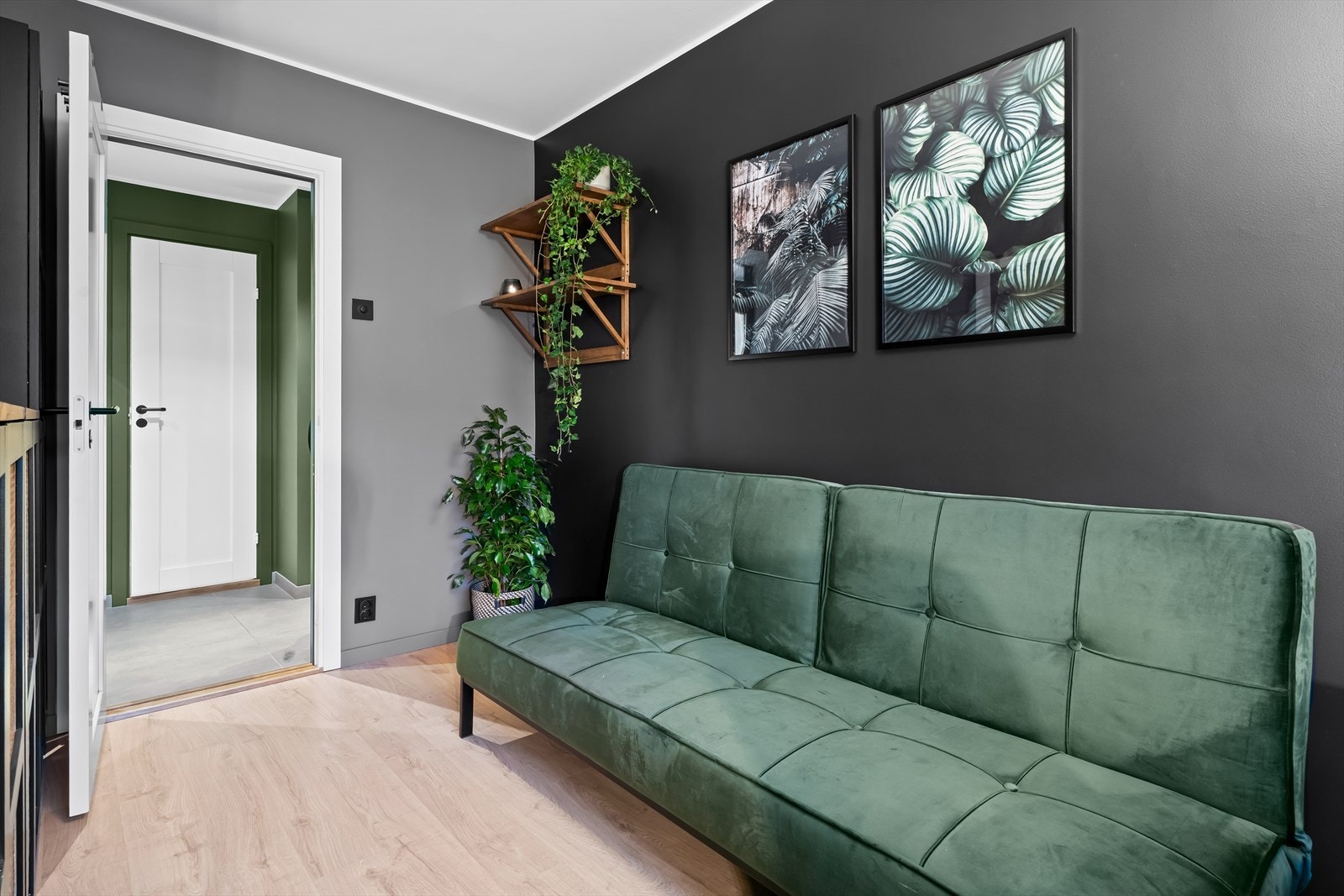 De tre soverommene har plass til seng, tilpasset garderobeløsning og andre småmøbler. Galleribilde