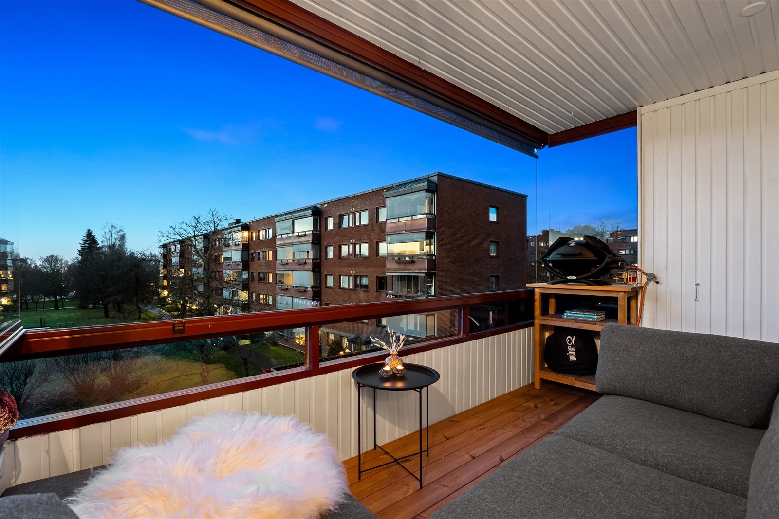 Balkongen har hyggelig utsyn mot felles grøntområder, og god plass til utemøbler og grill. Galleribilde