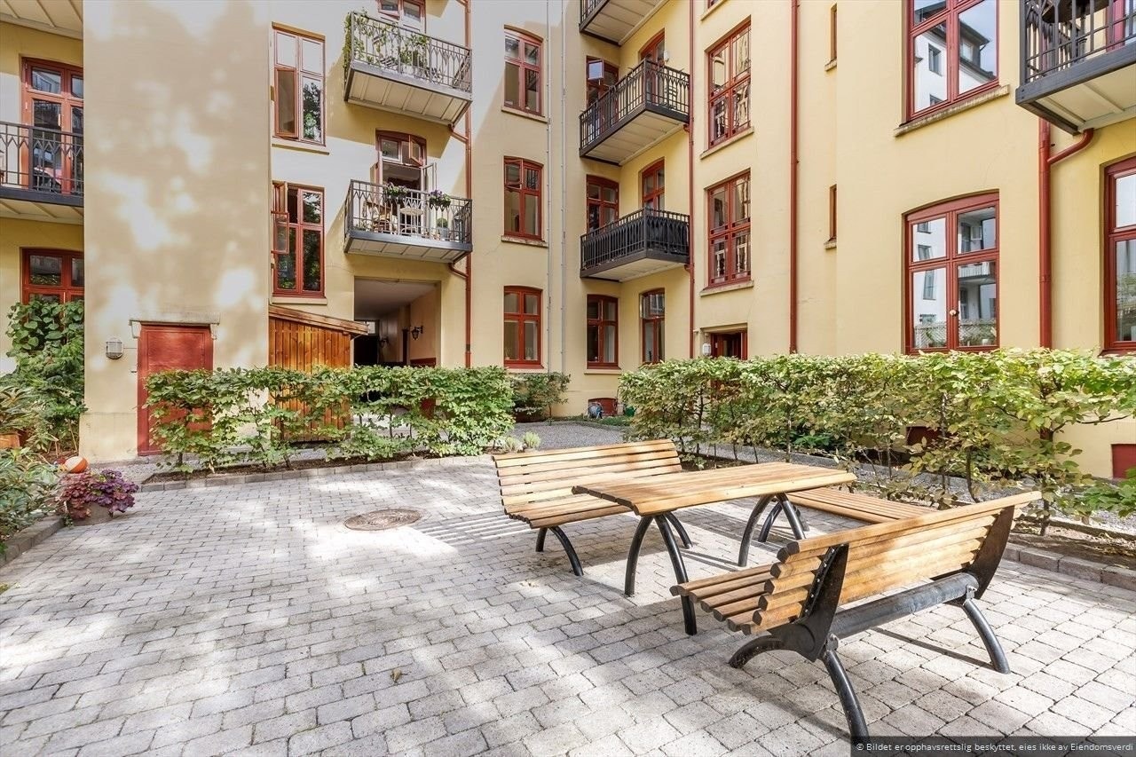 Sommer og sol i rolig gårdsrom Galleribilde