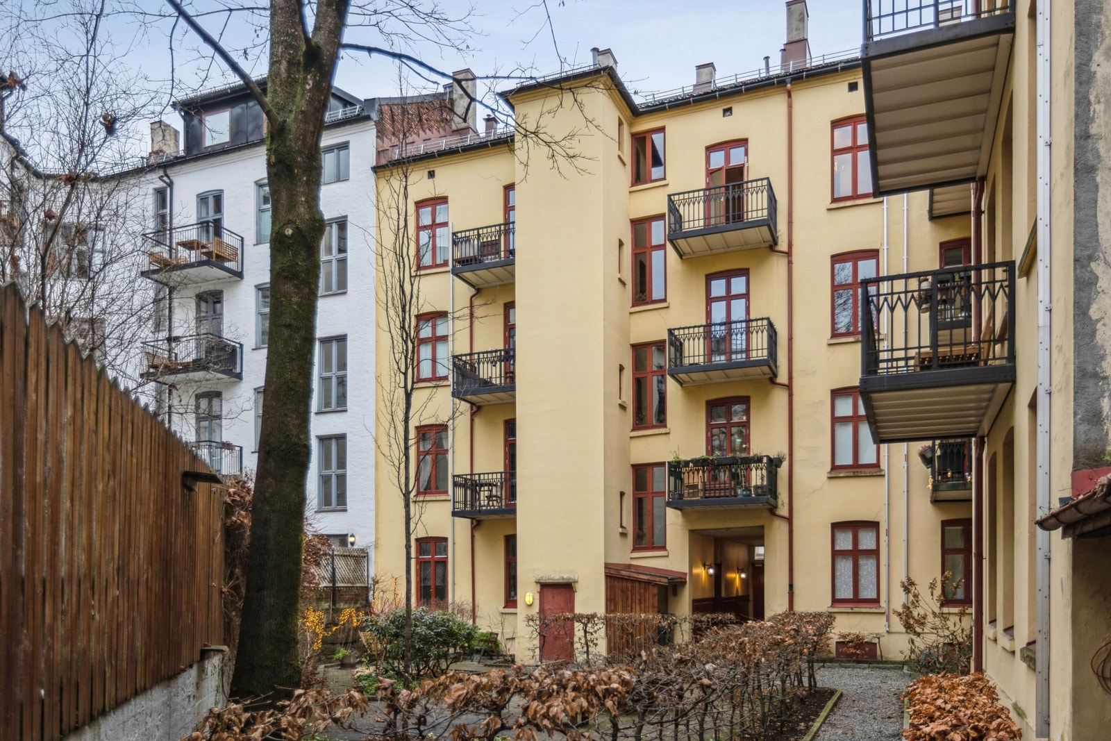 Koselig og stille gårdsrom, uten innsyn fra gaten Galleribilde