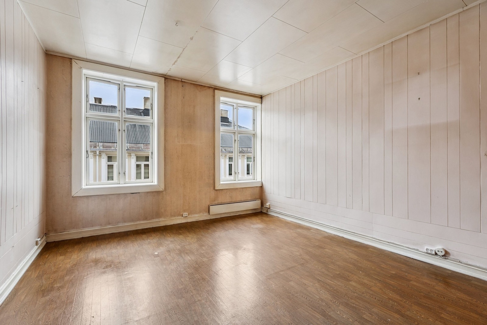 Taket er på ett tidspunkt bygget ned med takessplater, tilsvarende leiligheter har bedre takhøyde og stukkatur. Hva kan finnes under takess? Galleribilde