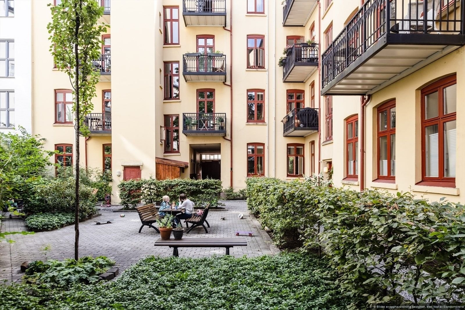 Barnevennlig og hyggelig indre gårdsrom Galleribilde