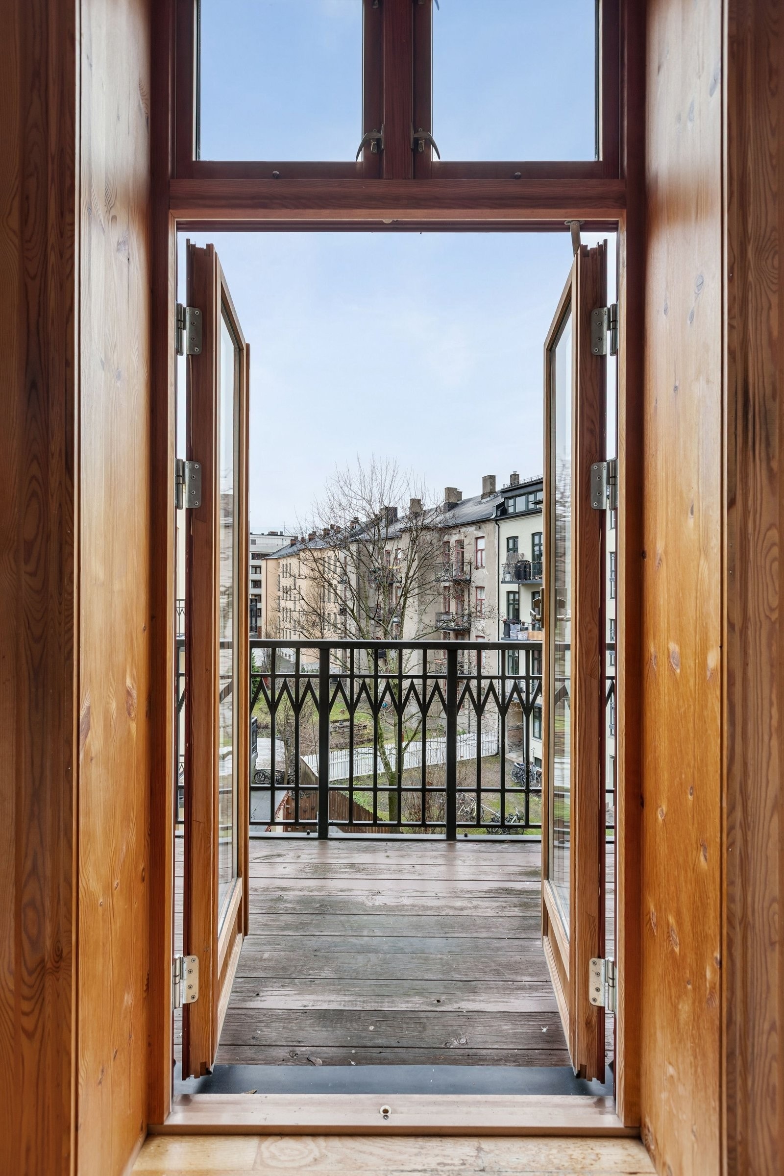 Flott utsikt gjennom balkongdør Galleribilde