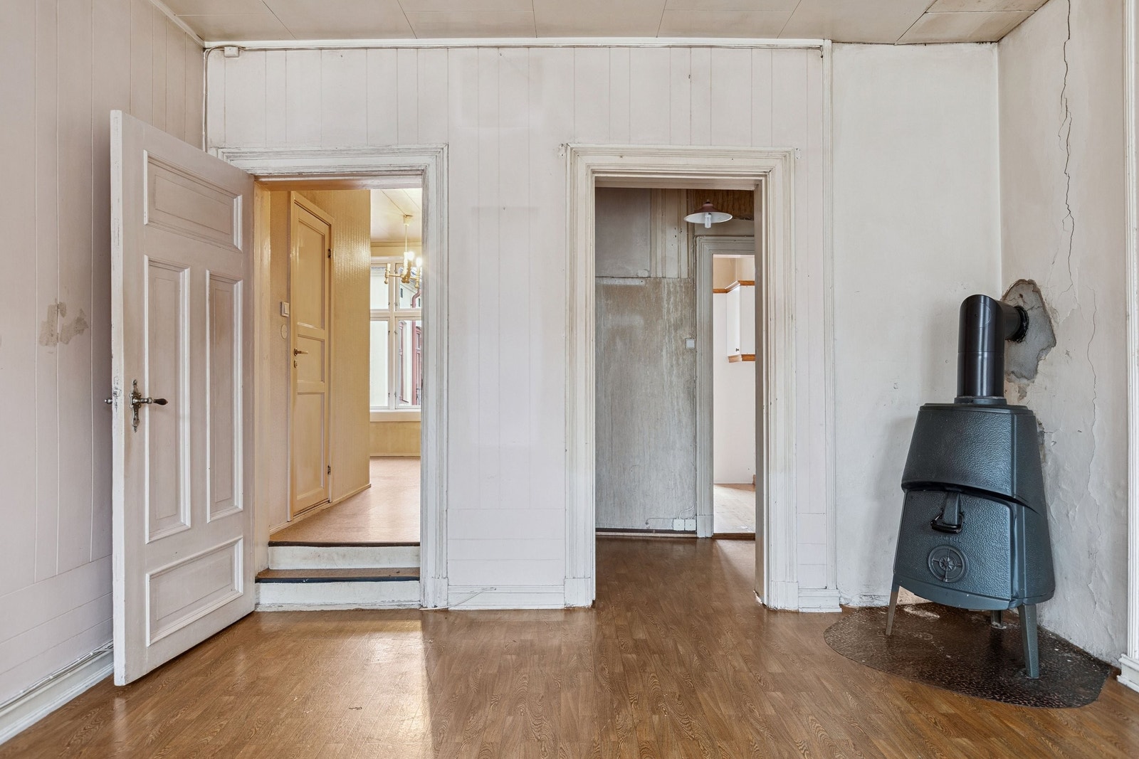 Stuen har med nåværende rominndeling dør til soverom og entrè, ved å flytte døren til soverom/bad til entrè kan det gjøres plass til åpen kjøkkenløsning Galleribilde