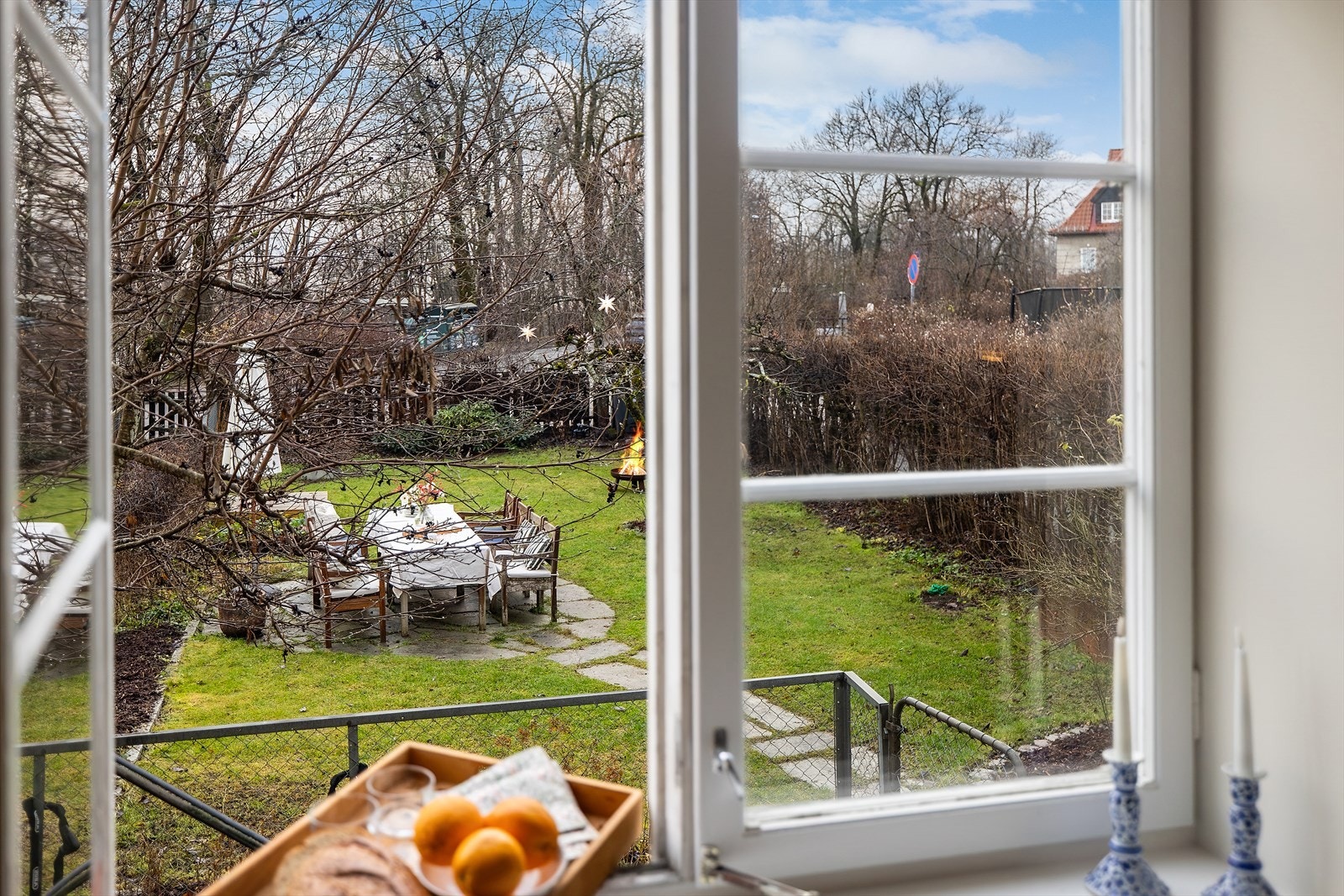 Detaljer | Utsikt til hageparsell fra stue. Galleribilde