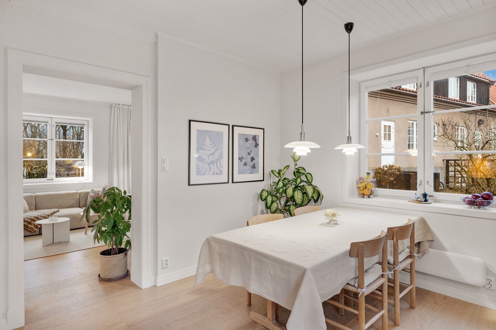 Et innbydende kjøkken med god plass til spisebord, hvor hele familien og venner kan samles. Galleribilde