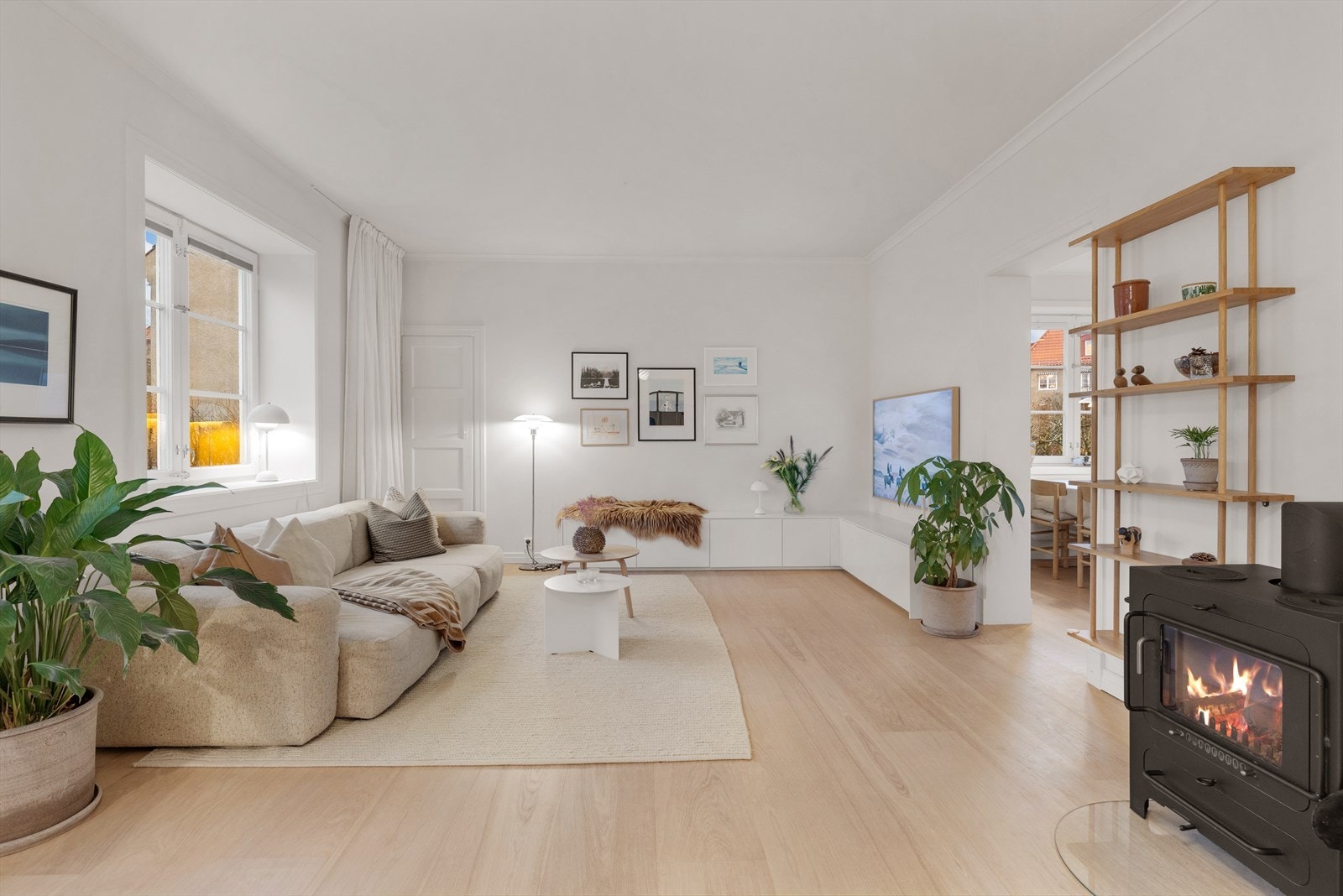 Fra stue er det adkomst til et praktisk kott med plass til øvrig oppbevaring. I stuen finner man i tillegg en lun peis som varmer godt på kaldere dager. Galleribilde