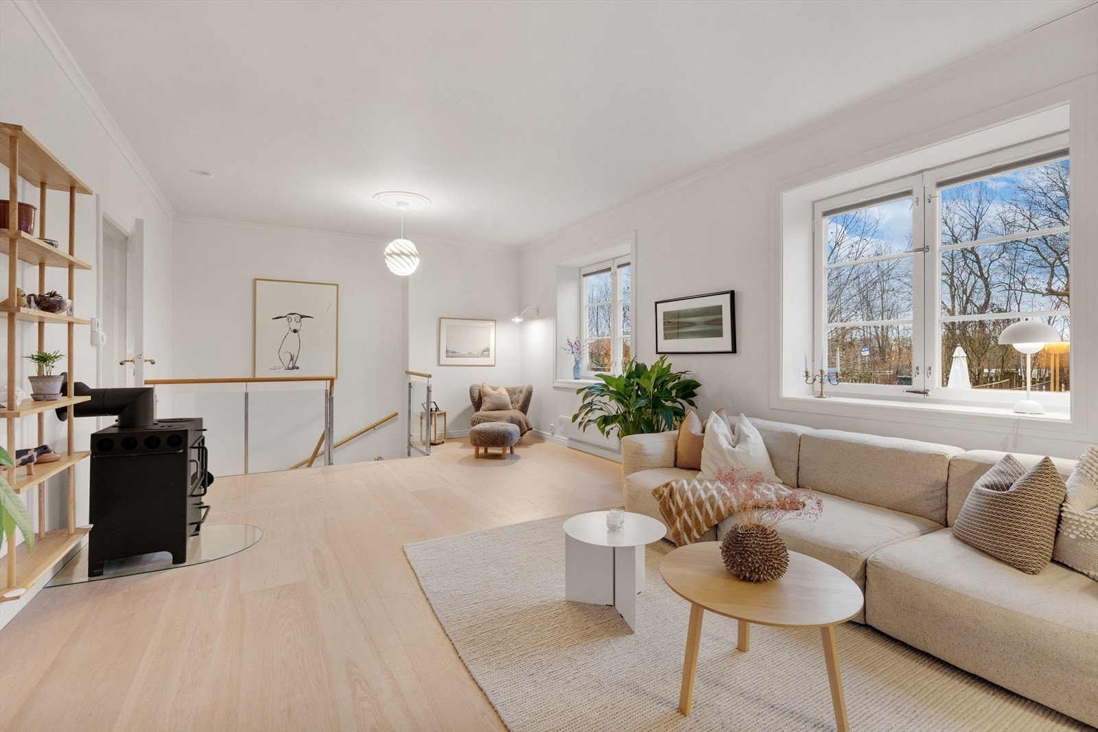 Boligen går over to plan, og har en praktisk planløsning med flere hyggelige oppholdssoner. Galleribilde