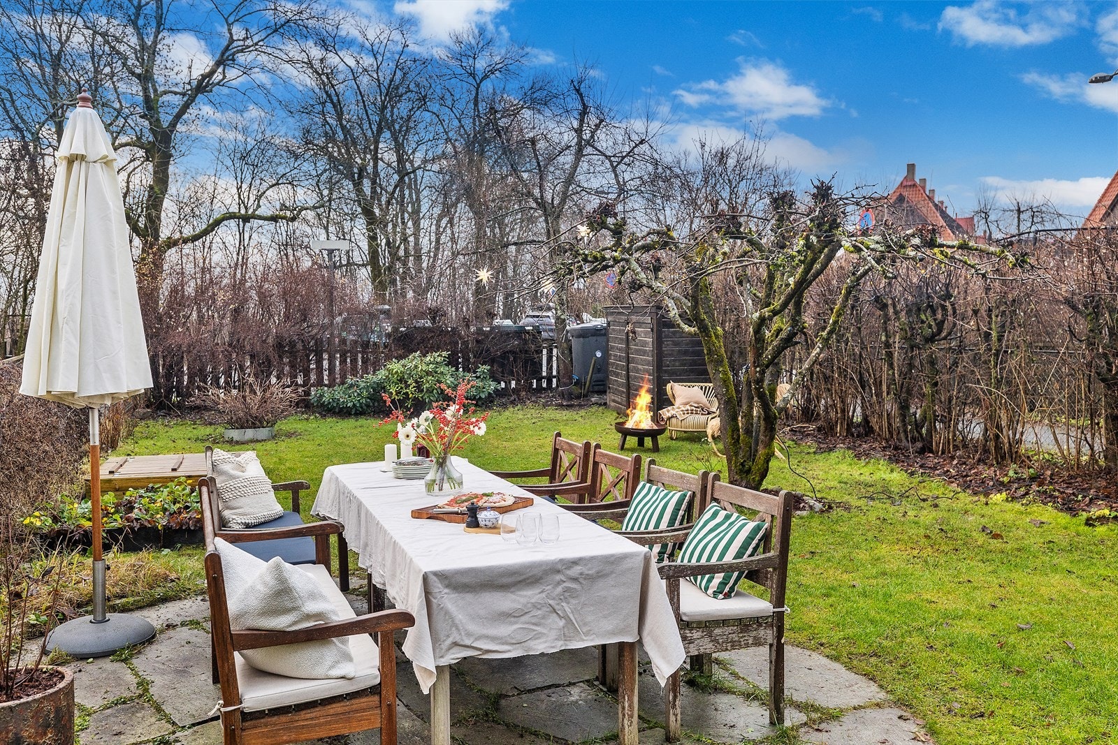 Det er god plass til diverse utemøblement, grill og det man måtte ønske. I tillegg er det romslig utebod med plass til diverse oppbevaring. Galleribilde