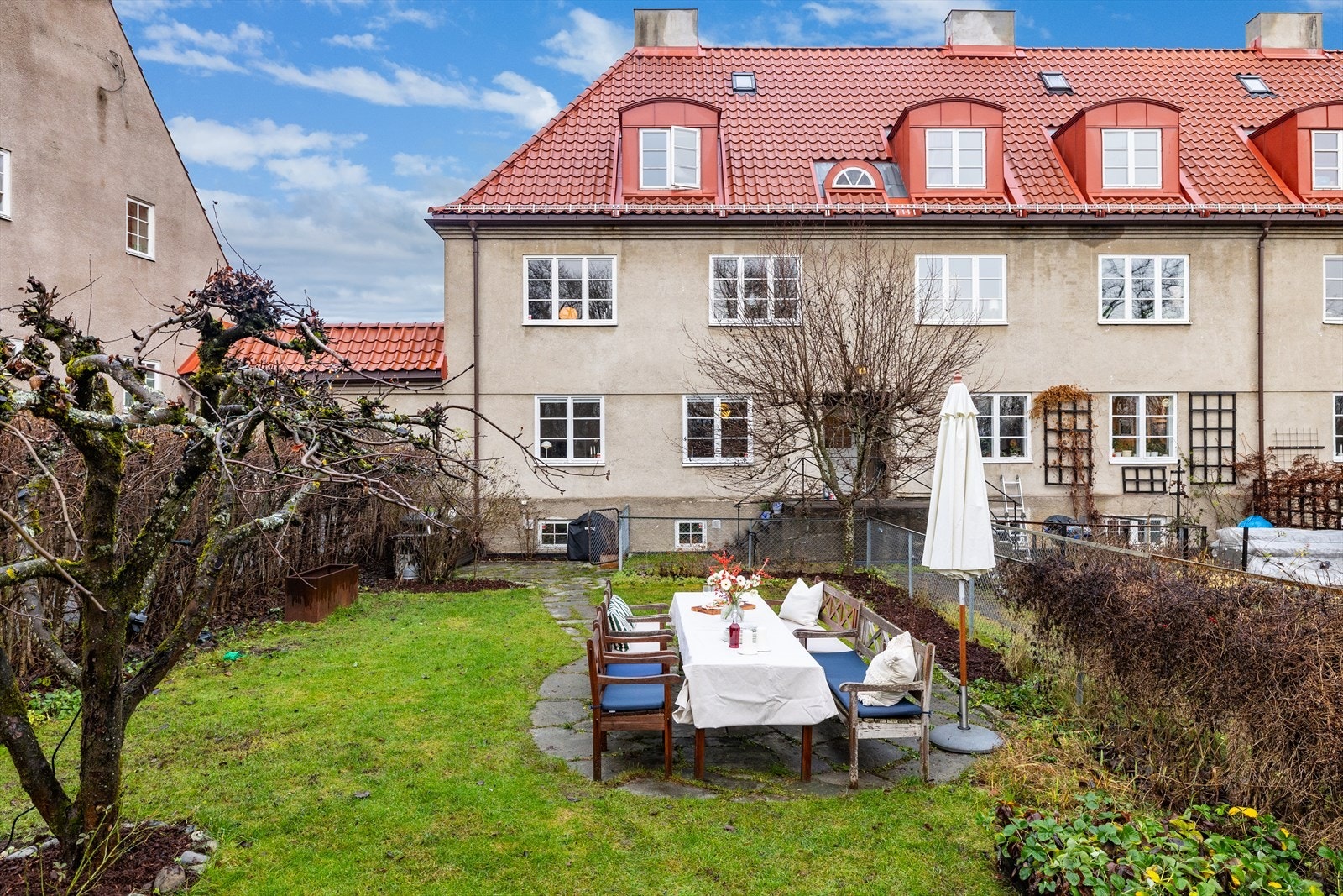 Fra boligen er det enkel adkomst til hageparsellene. Galleribilde