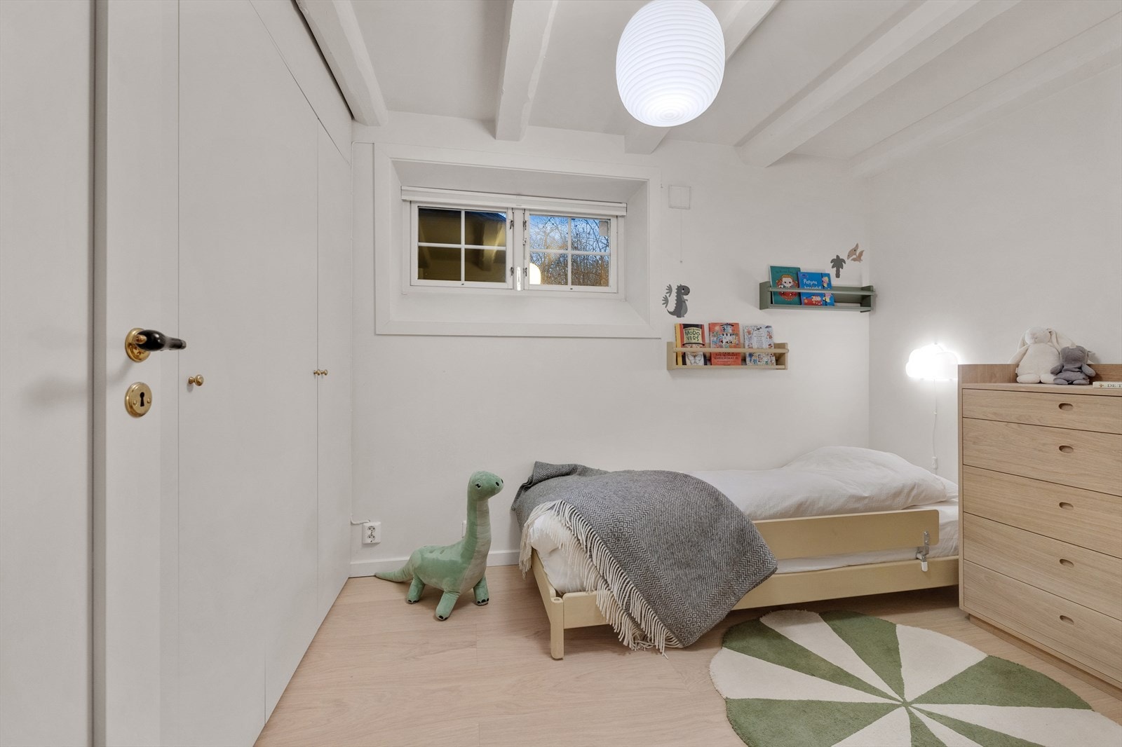 Alle rommene i underetasjen har godt med oppbevaringsplass. Galleribilde