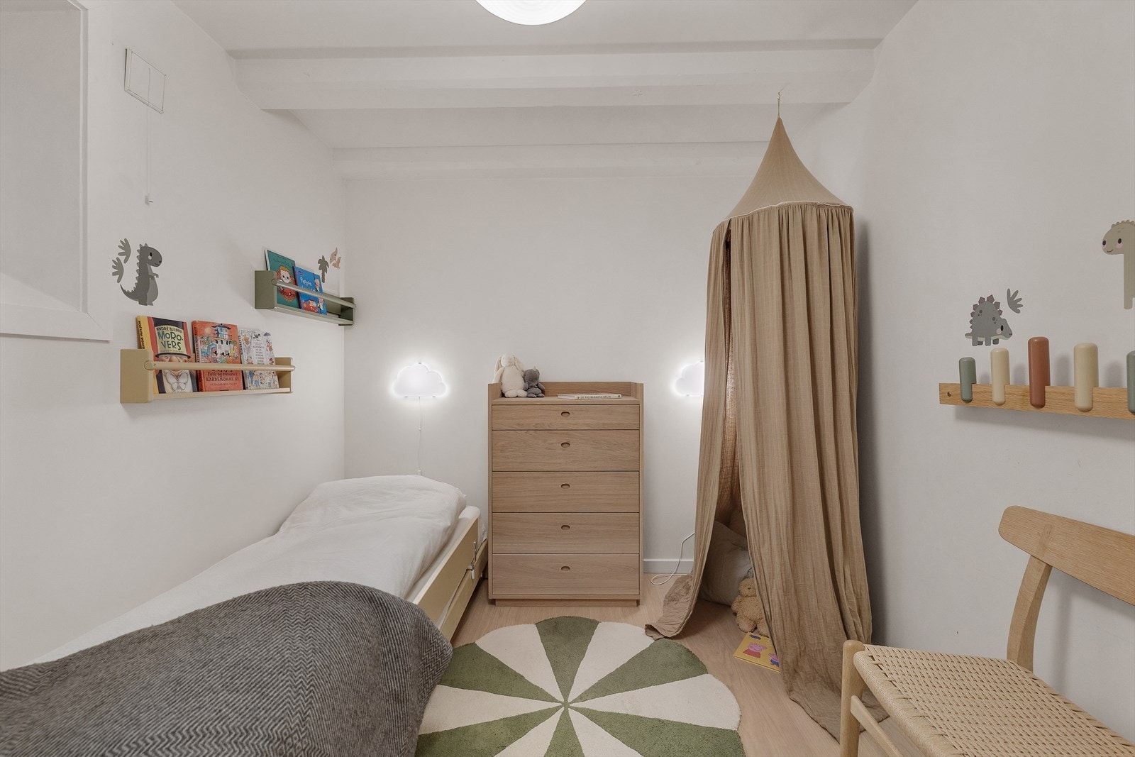 Soverom ll fungerer ypperlig som barnerom, gjesterom, kontor eller det man måtte ha behov for. Galleribilde