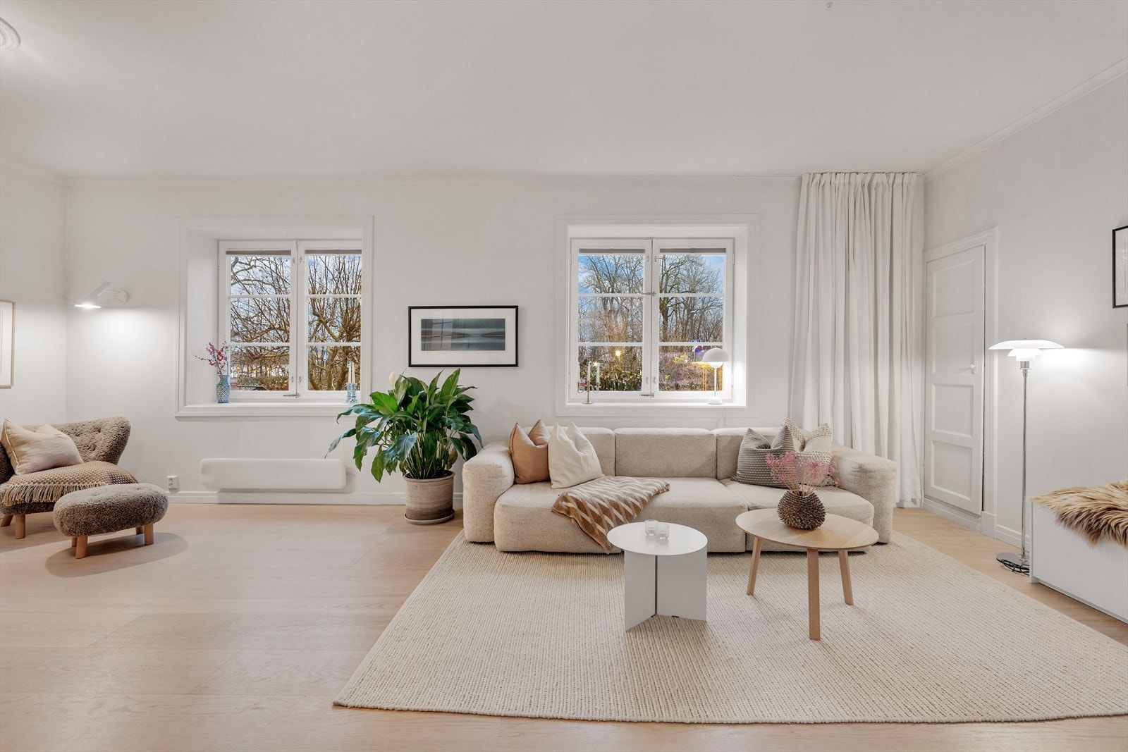 Innvendig oppleves leiligheten svært lys og luftig med store vindusflater som slipper inn rikelig med dagslys. Galleribilde