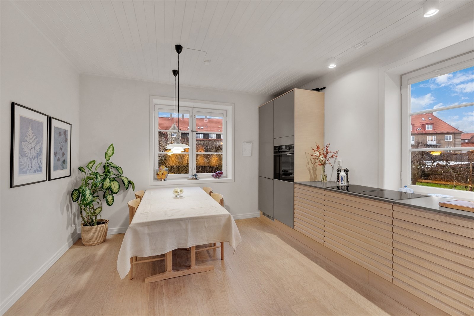 Kjøkkenet er praktisk utformet, og har rikelig med både skap- og benkeplass til matlagingen. Galleribilde