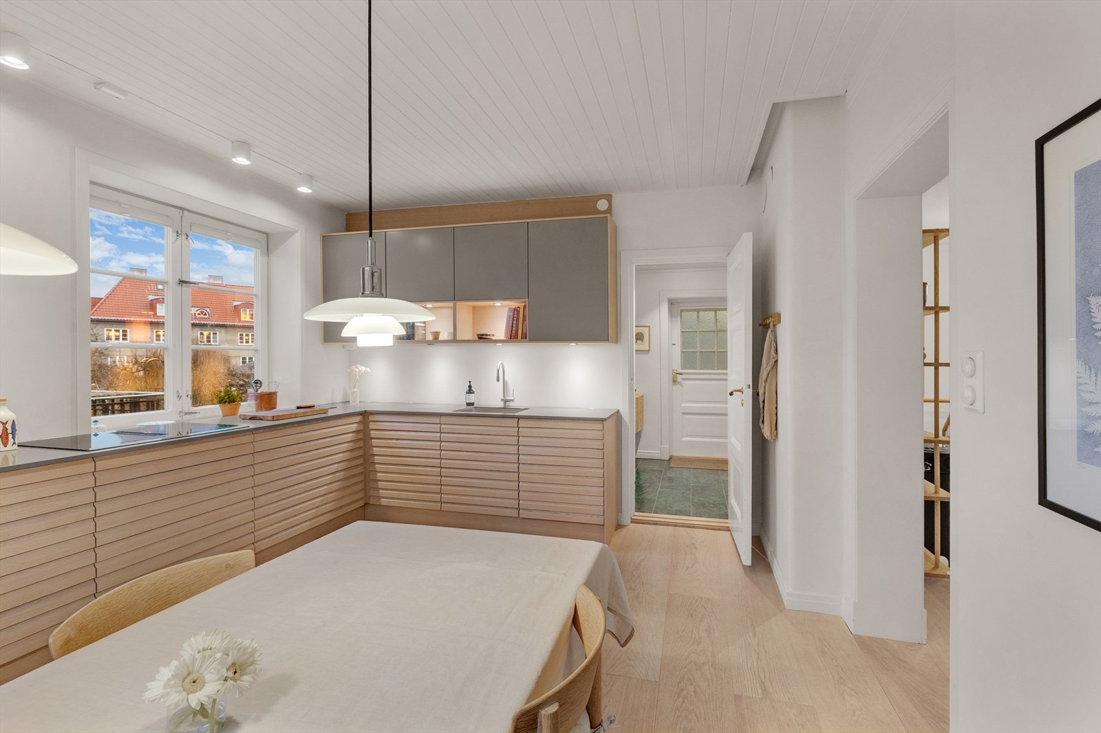 Kjøkkenet er utstyrt med integrert komfyr, induksjon platetopp, oppvaskmaskin og kjøl/frys. Waterguard og komfyrvakt er montert. Galleribilde