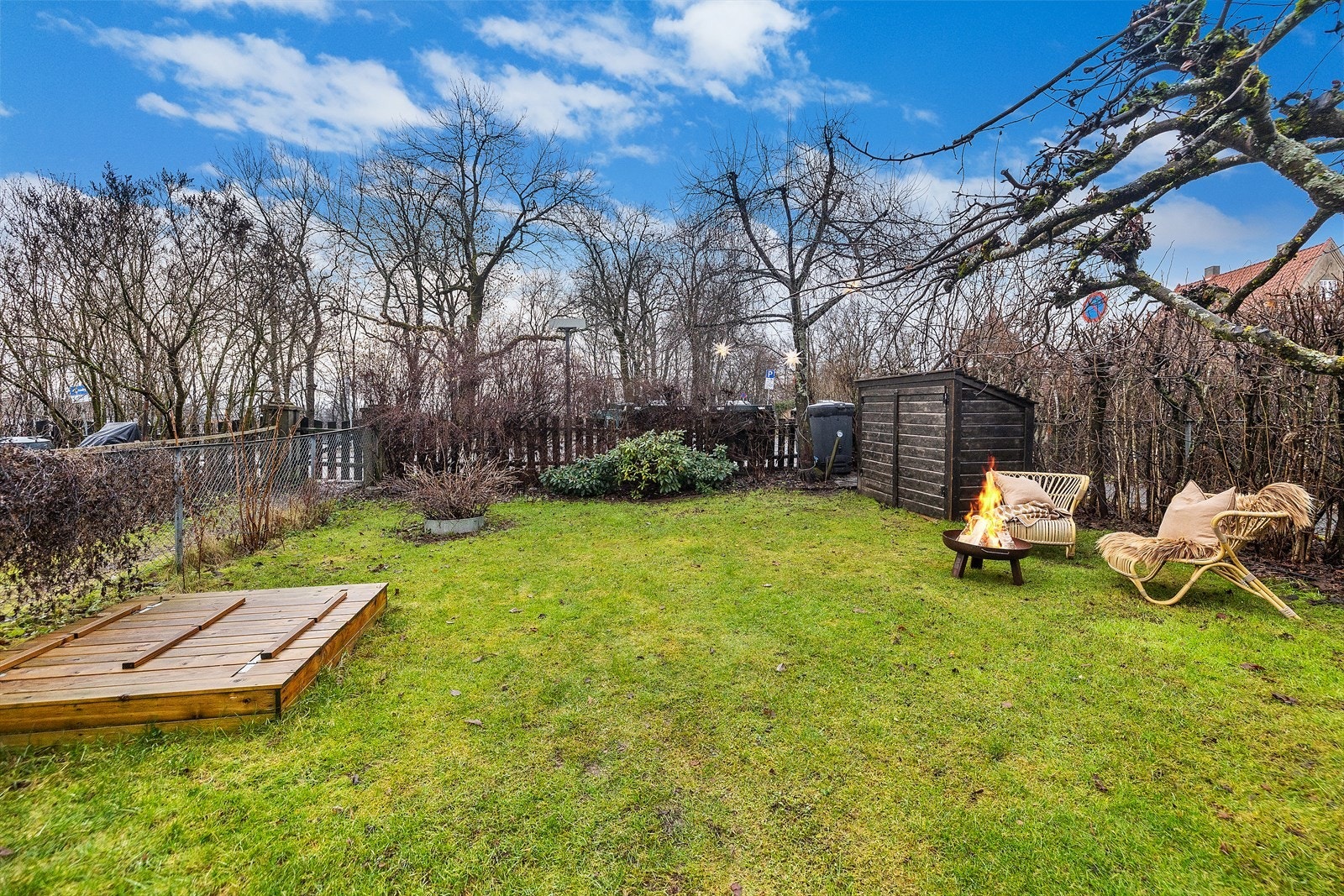 Det er gjort kostbare endringer i hagene med blant annet rhododendron trær av premium kvalitet, nytt gress og forbedringer av nåværende plen samt Corten stål innramming i hage. Galleribilde