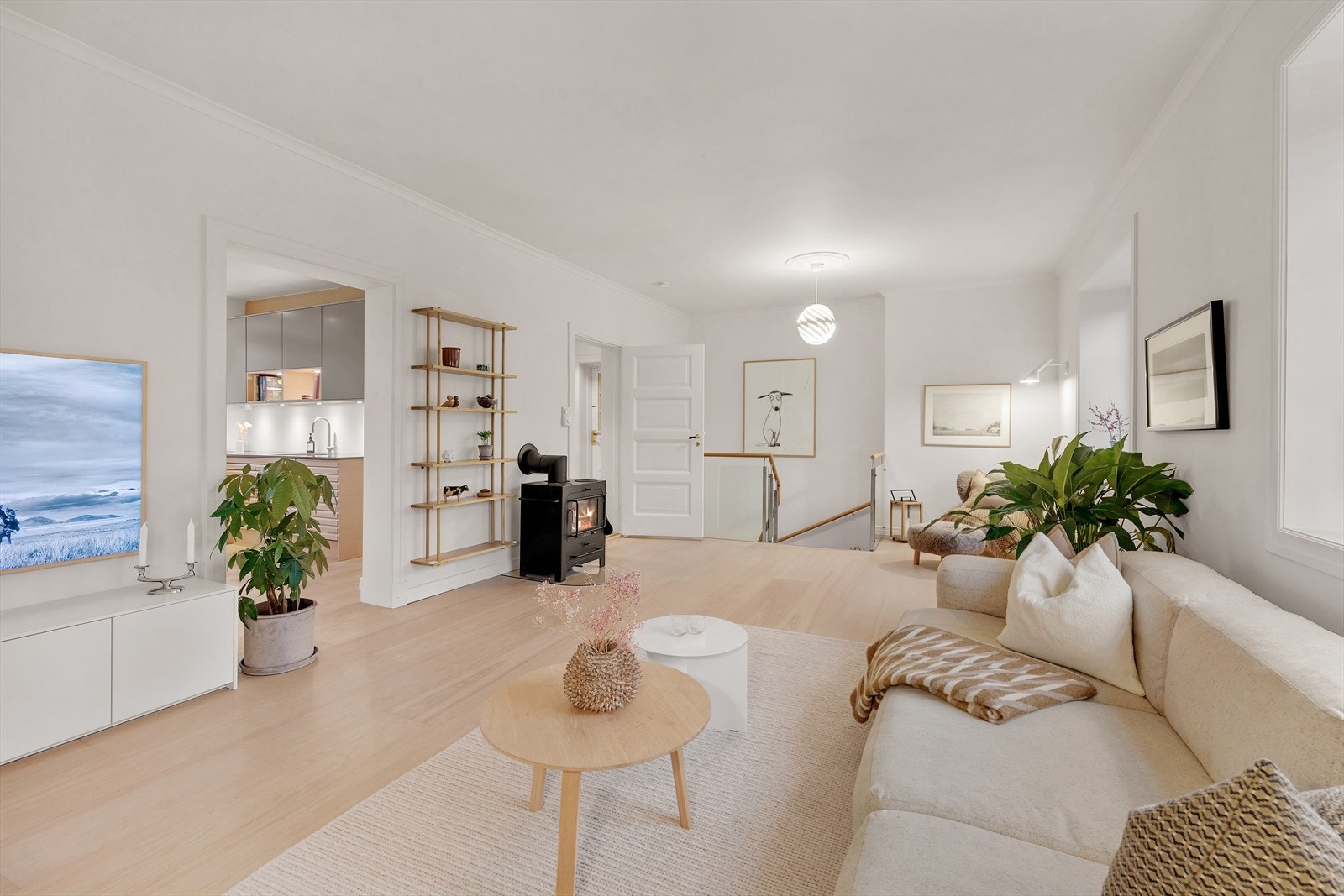 Leiligheten har de siste årene blitt pent påkostet og kombinerer moderne standard med klassisk stil på en harmonisk og gjennomført måte. Galleribilde