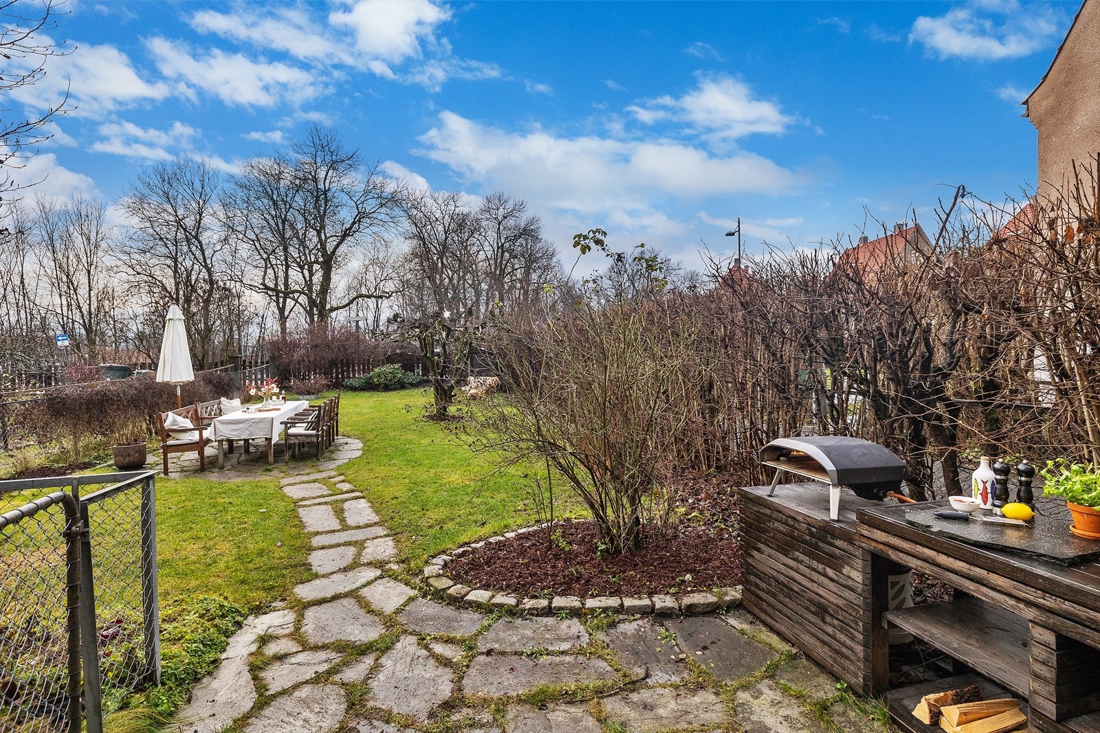 Hageparsell av meget god størrelse med boltreplass for både store og små hele året rundt. Galleribilde