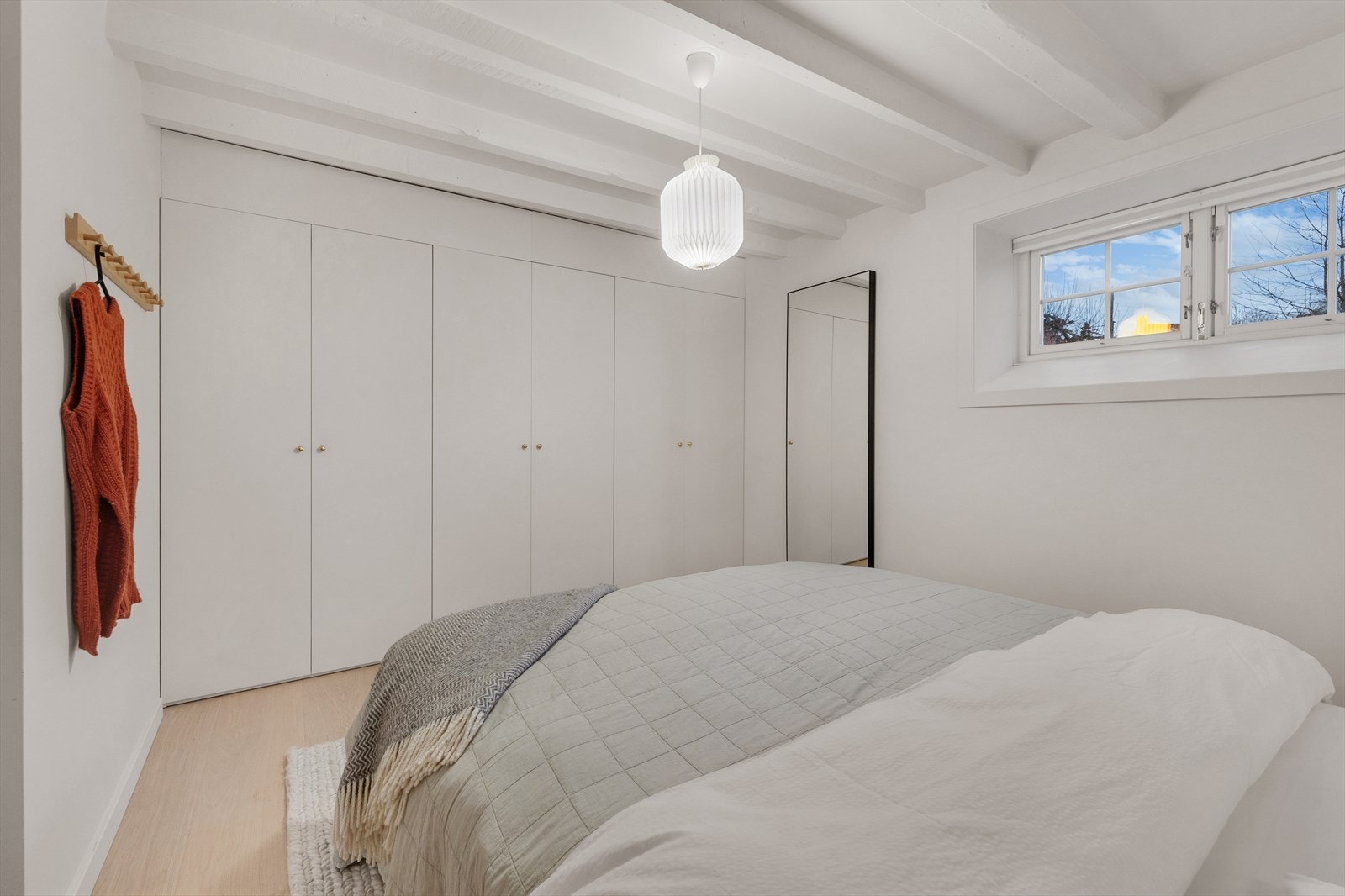 God garderobeløsning på soverommet gir romslig plass til klær og tilbehør. Galleribilde