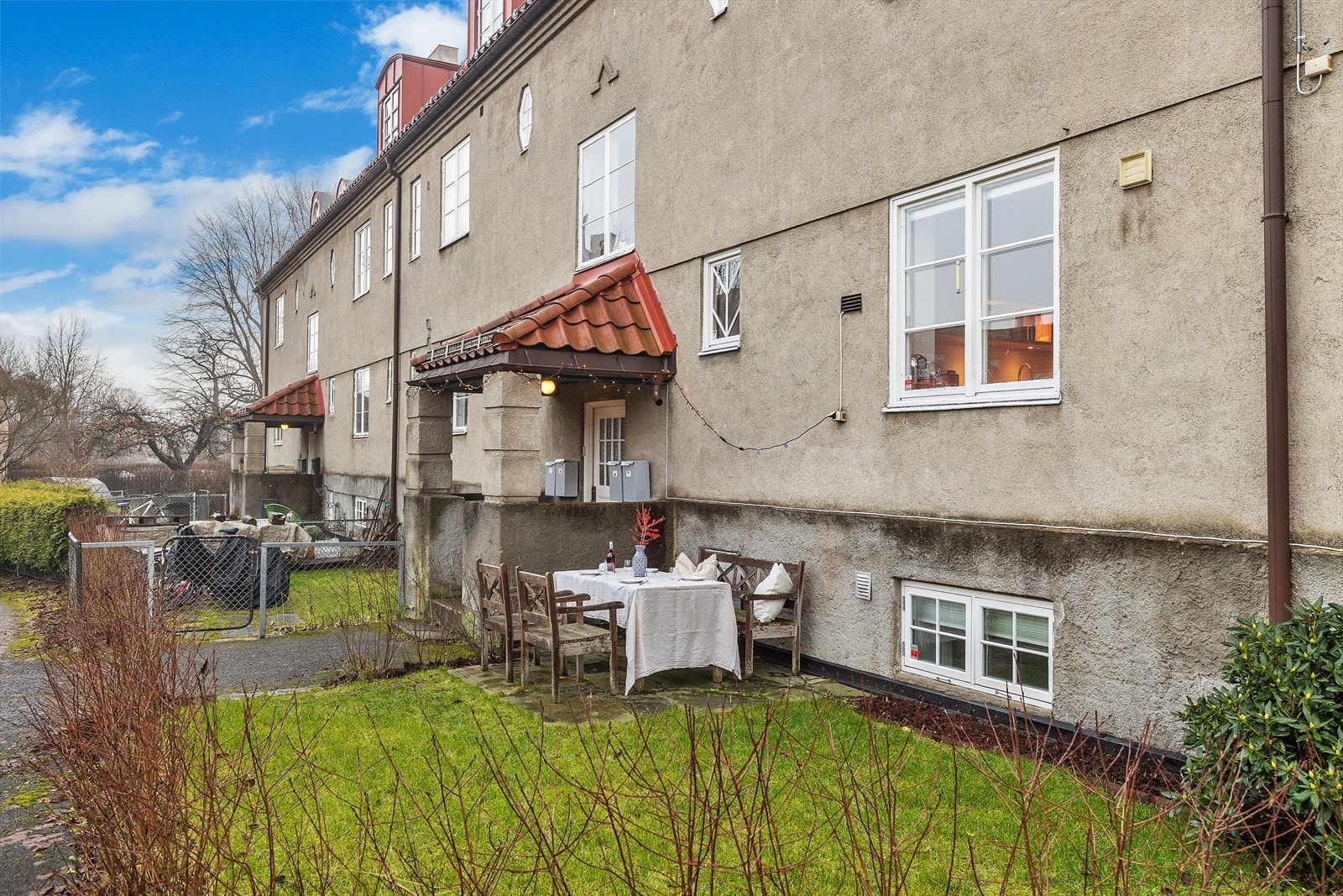 Leiligheten disponerer to nydelige hageparseller med gode solforhold, hvorav den ene er av unik størrelse. Galleribilde