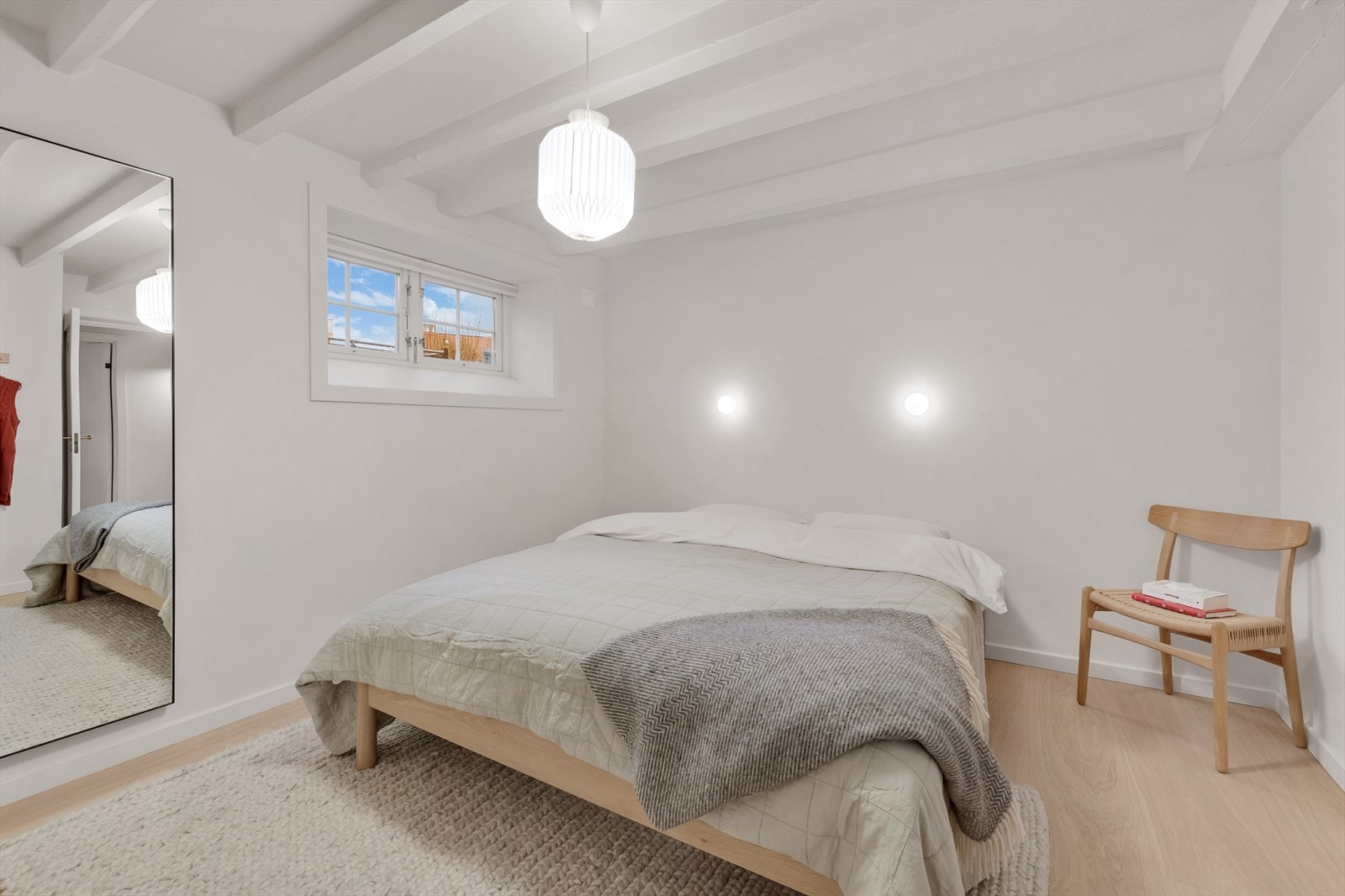 Hovedsoverommet er av god størrelse med plass til dobbeltseng og tilhørende møblement. Galleribilde
