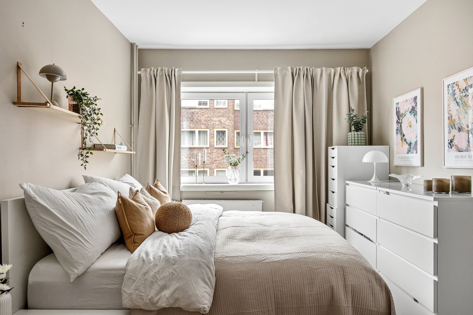 Tidsriktige farge- og materialvalg er gjennomgående i hele boligen. Galleribilde