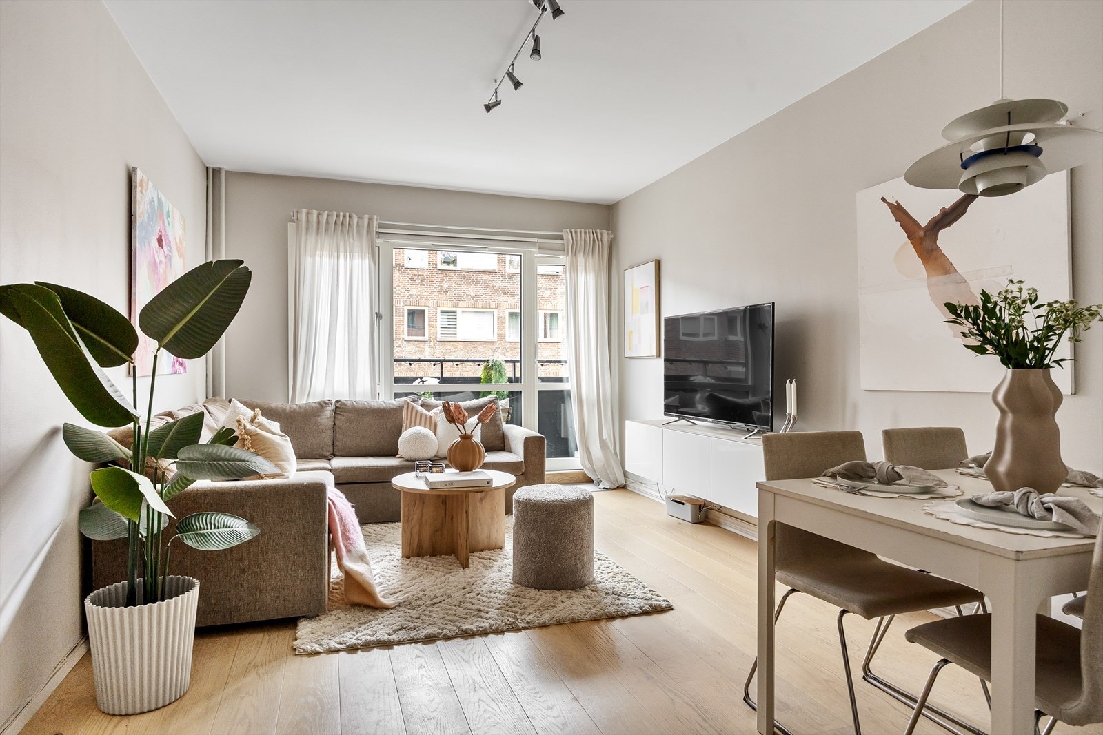 Velkommen til Casparis gate 5 presentert av Chloé Lemvik og Håkon Hovland ved Emera Eiendomsmegling. Galleribilde