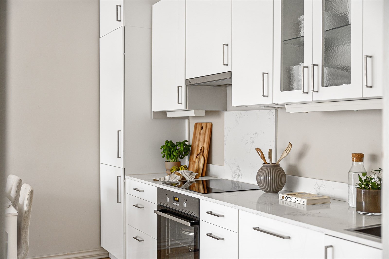 Moderne innredning med integrerte hvitevarer og backsplash. Galleribilde