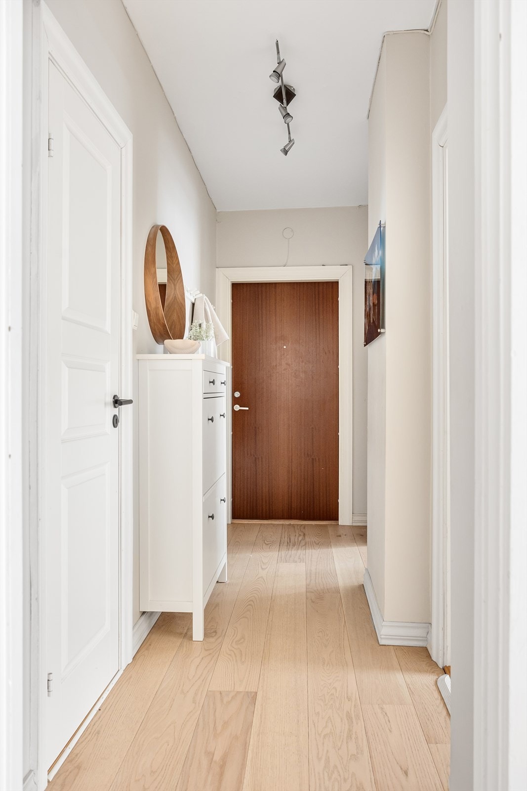 Entréen setter tonen for boligen med et lyst og ryddig førsteinntrykk. Galleribilde