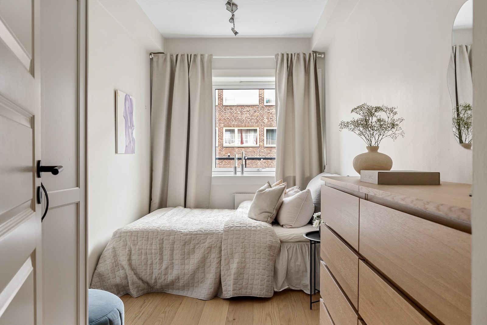 Det andre soverommet har også en generøs størrelse og er velegnet som gjesterom eller kontor. Galleribilde