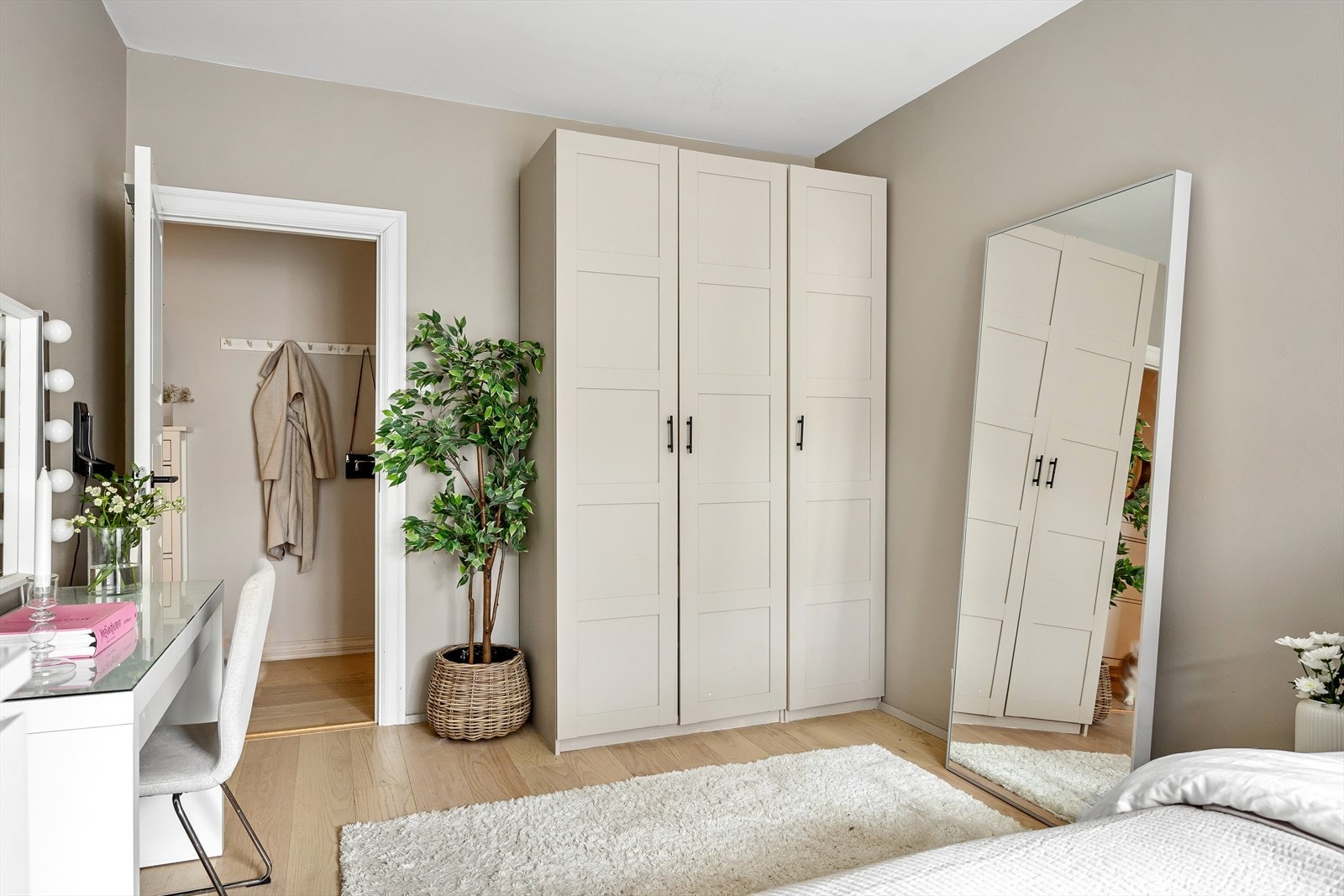 Praktisk garderobeløsning på hovedsoverommet. Galleribilde