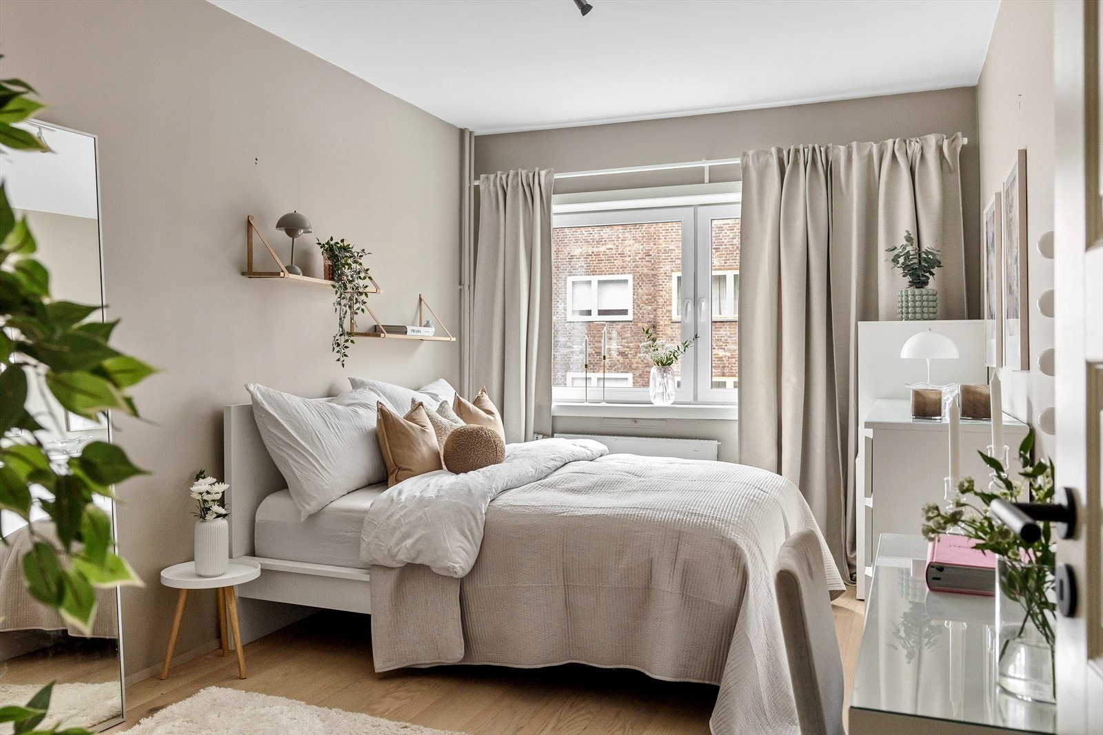 Boligen har to luftige soverom med god plass til dobbeltseng, pult og garderobeløsning. Galleribilde