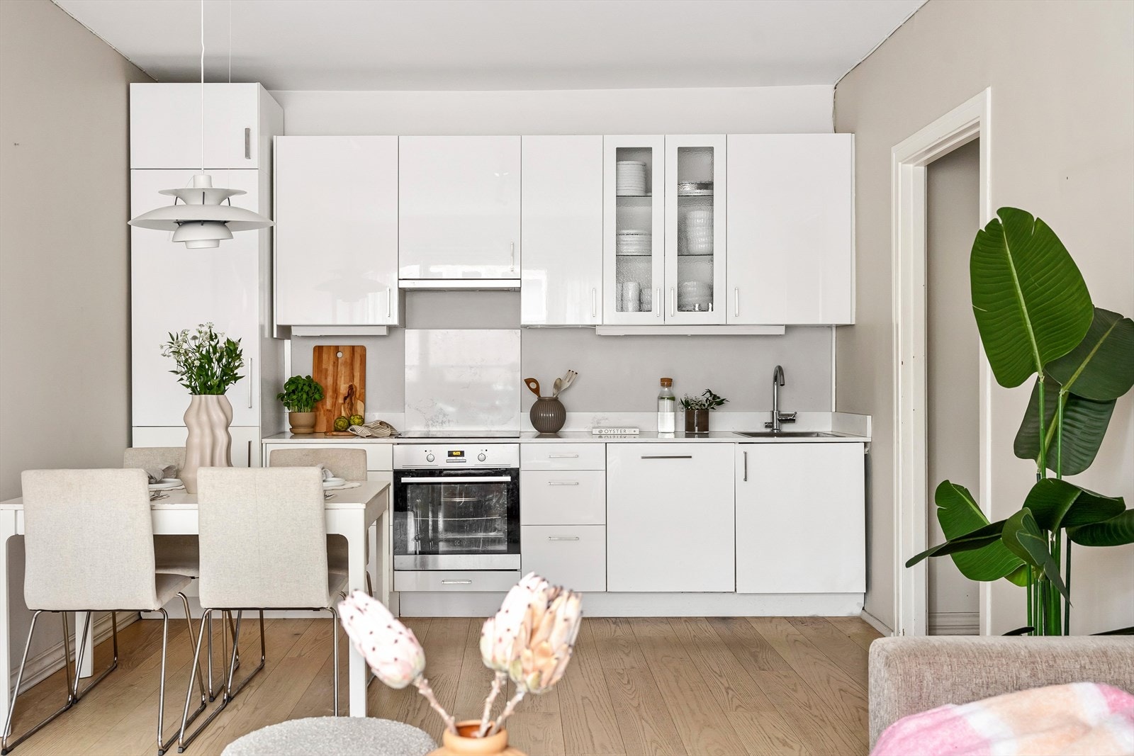 Oppholdsrommet fungerer som hjemmets naturlige samlingspunkt, med egen spiseplass i tilknytning til kjøkkenet. Galleribilde