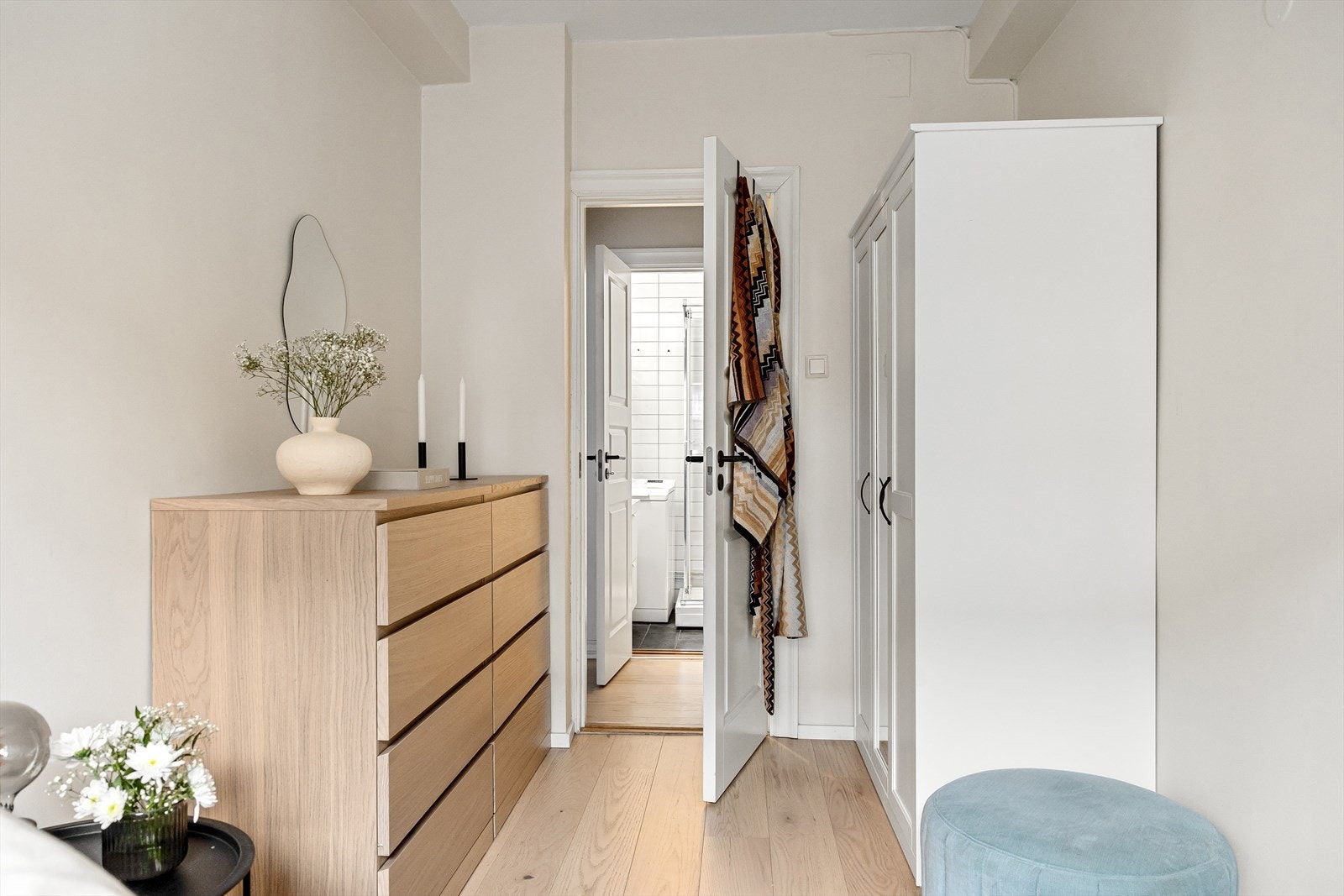 Rommet benyttes i dag som et fullverdig soverom og er utleid med en månedlig leie på kr 8 500. Galleribilde