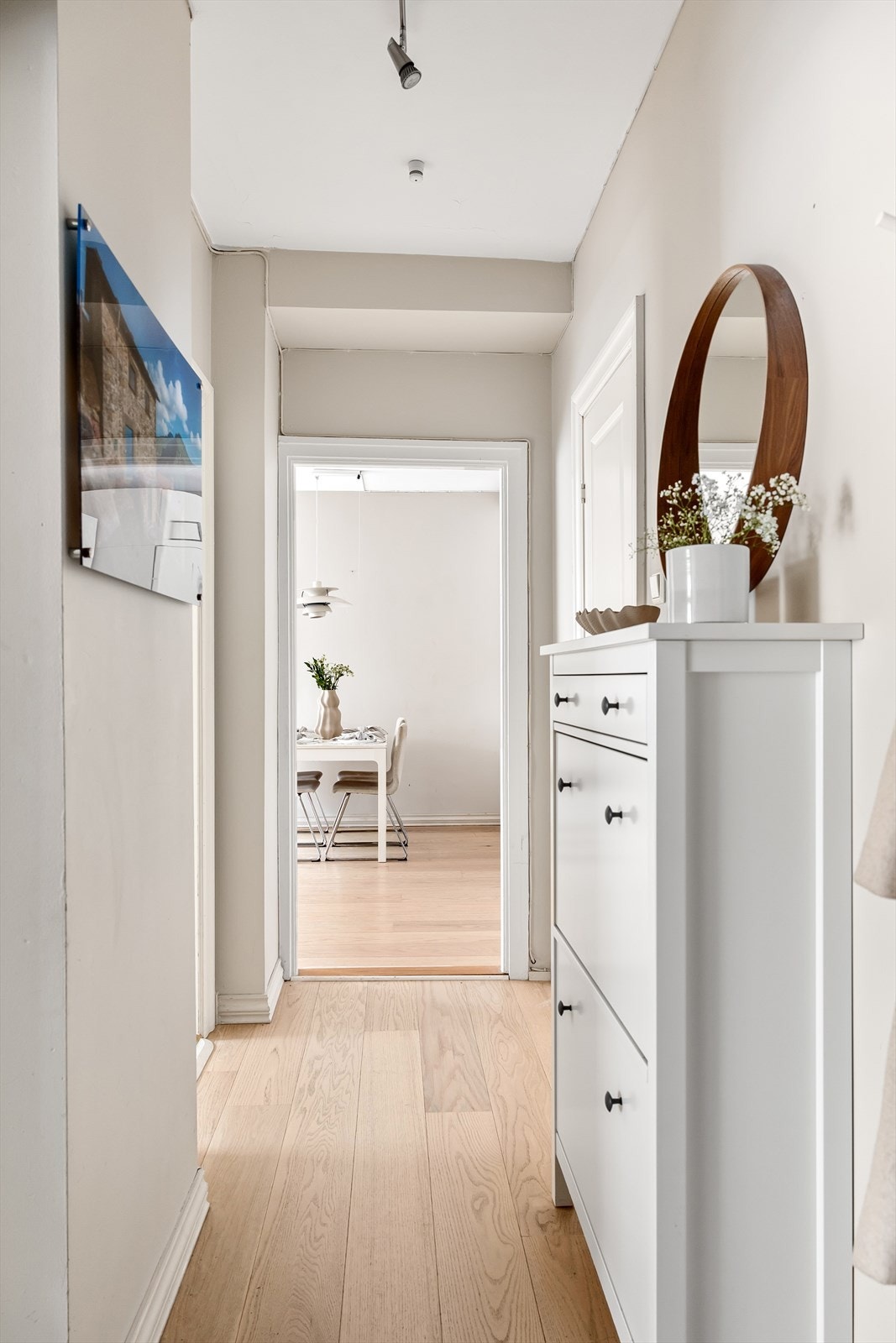 Vegger og tak i stue og gang er nylig overflatebehandlet. Galleribilde