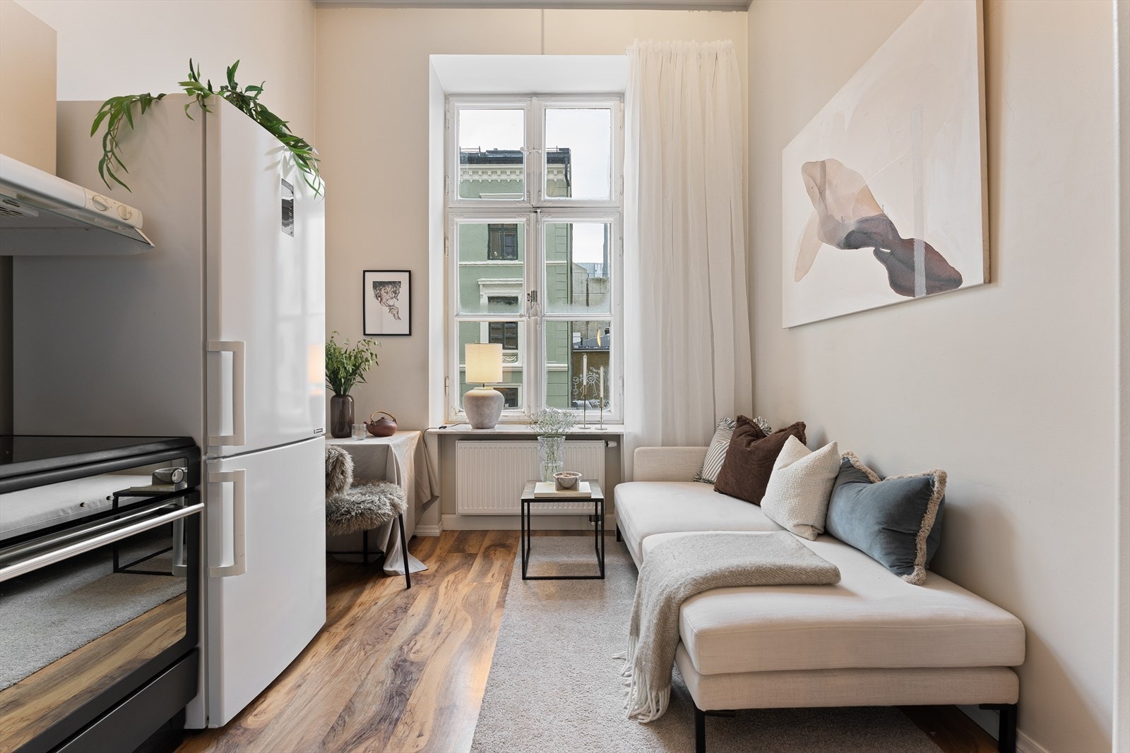 Stue med plass til både sofa- og spisegruppe. Galleribilde