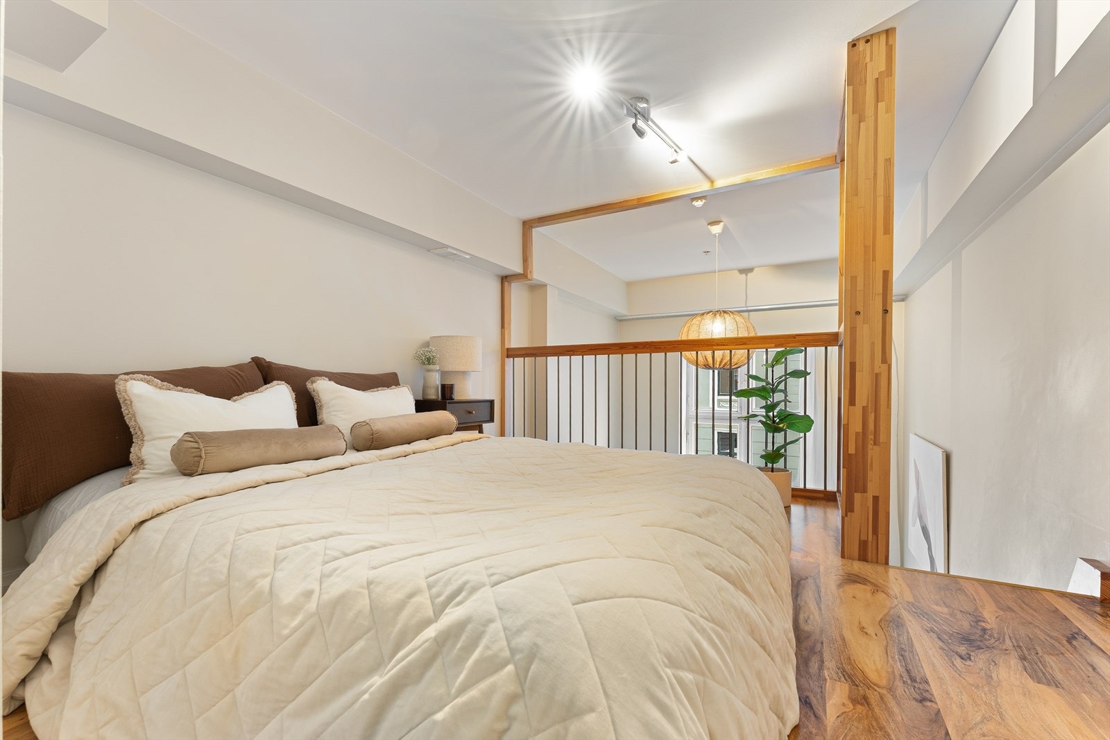 Romslig sovehems med god plass til dobbeltseng. Galleribilde