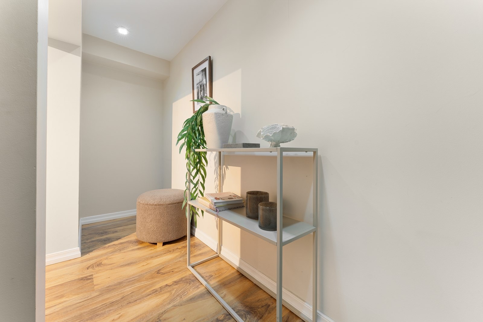 Leiligheten er malt i delikate fargevalg og har laminat på gulv. Galleribilde