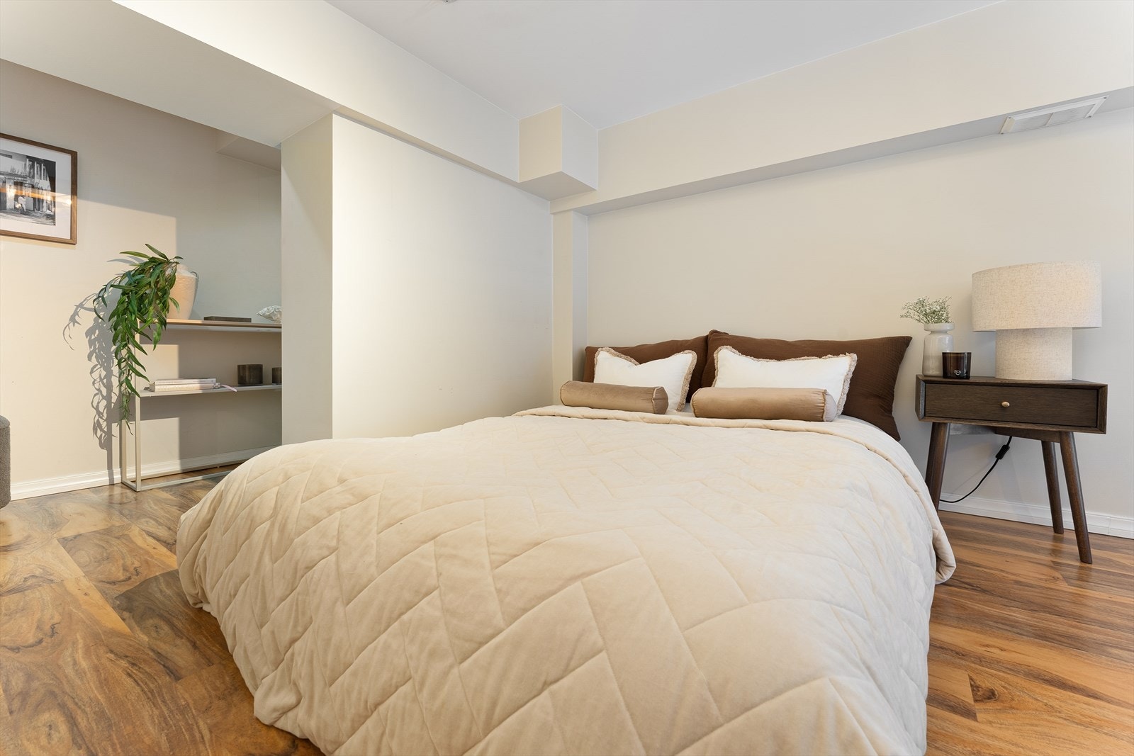 I bakkant av hemsen er det praktisk omkledningsrom/bod. Galleribilde