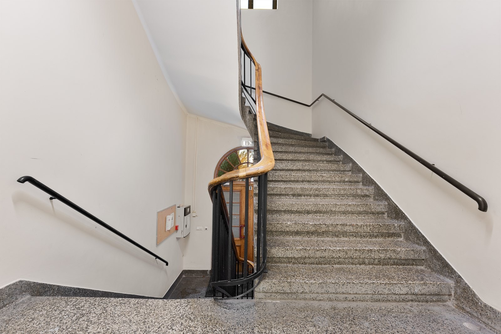 Leiligheten ligger fint plassert i 2. etasje. Enkel adkomst med trapp, det finnes også heis i bygget. Galleribilde