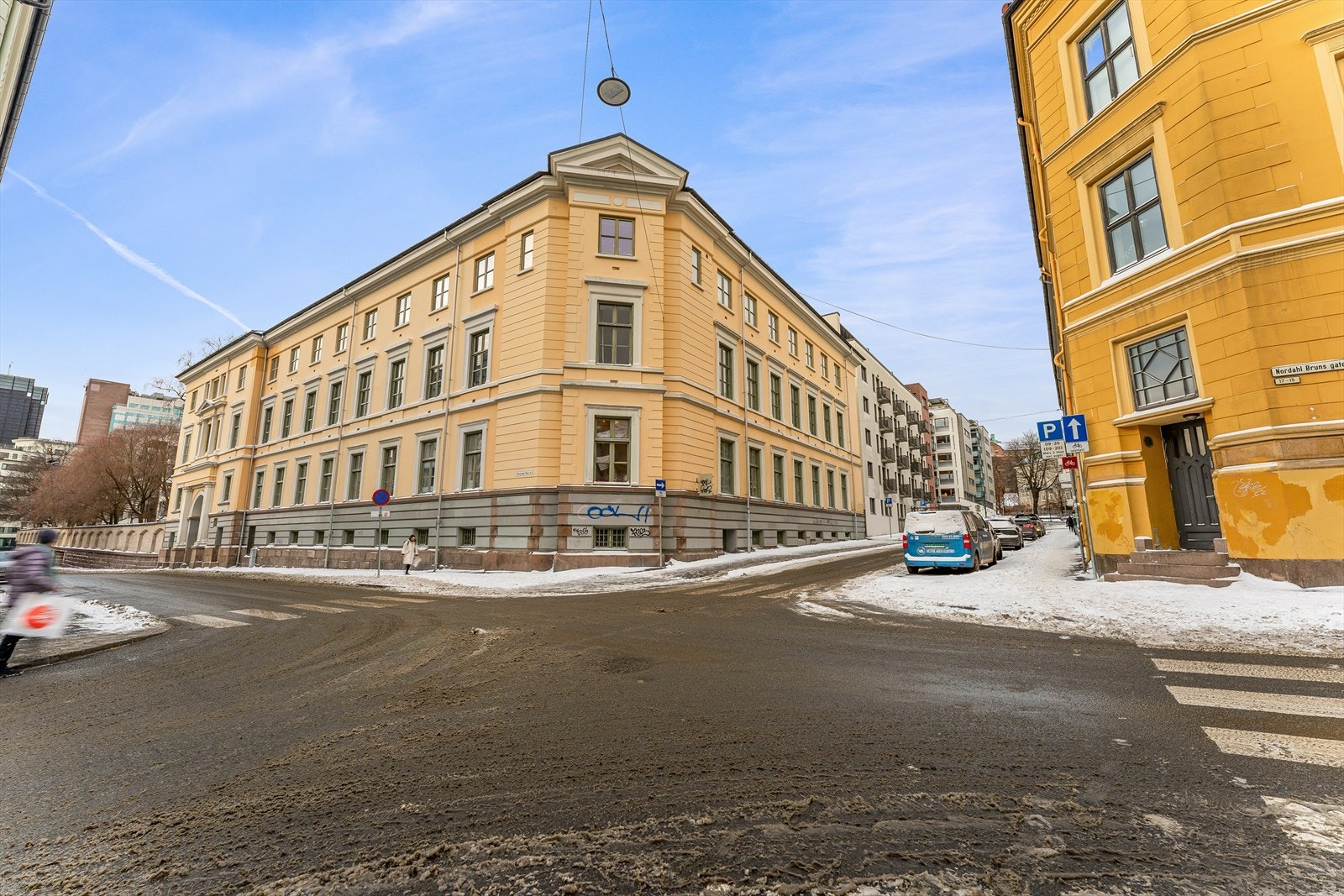 Eiendommen ligger i et populært område med kort vei til sentrum, Bislett og St. Hanshaugen. Godt med kollektivtilbud i nærheten. Galleribilde